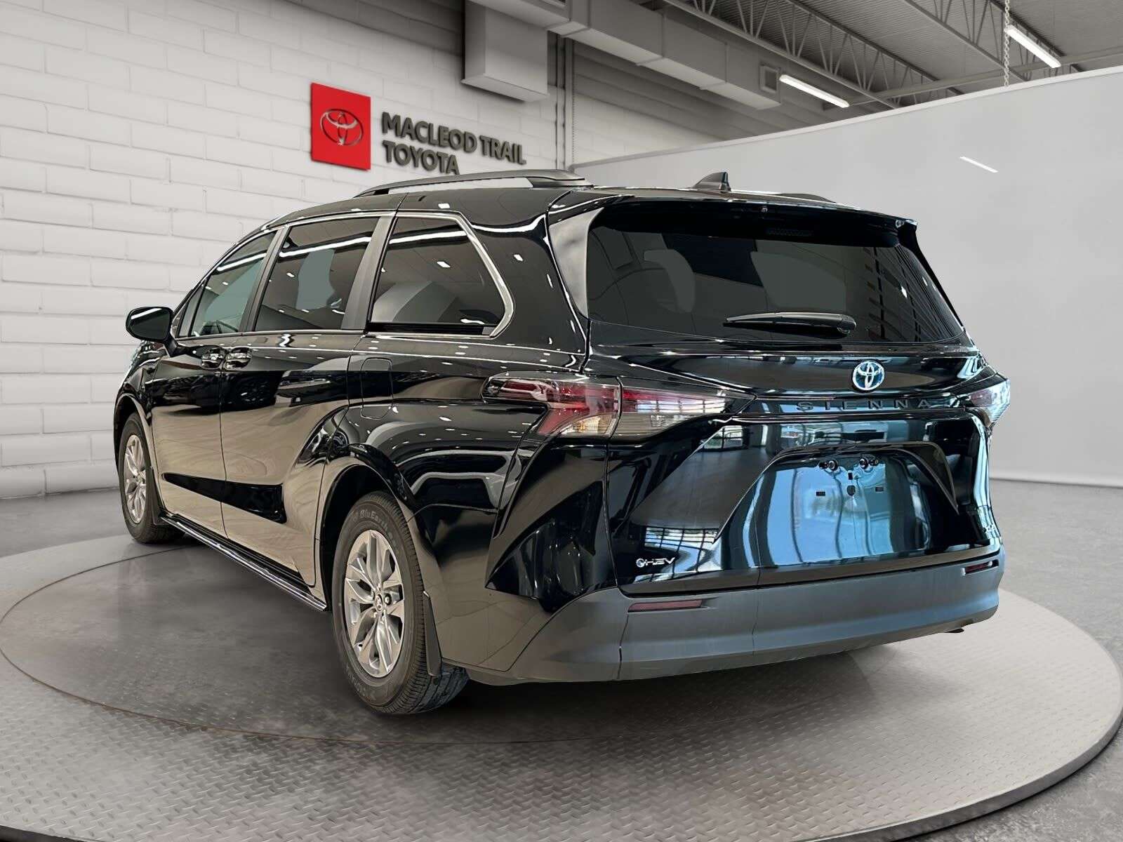 2025 Toyota Sienna XLE FWD | LOW KMs | Heated Seats, Sunroof, Back Up — снимка 1