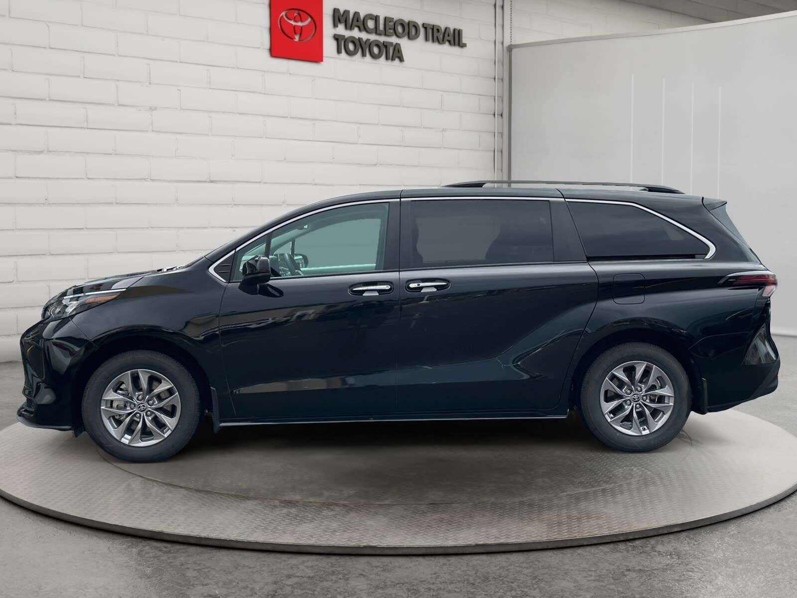 2025 Toyota Sienna XLE FWD | LOW KMs | Heated Seats, Sunroof, Back Up — снимка 1