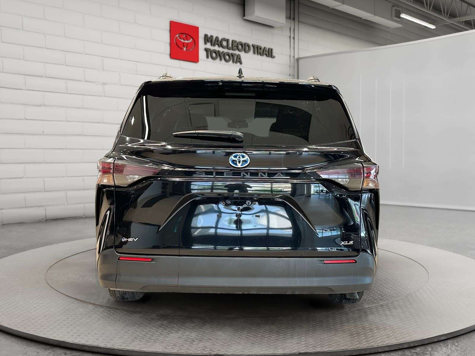 2025 Toyota Sienna XLE FWD | LOW KMs | Heated Seats, Sunroof, Back Up — снимка 1