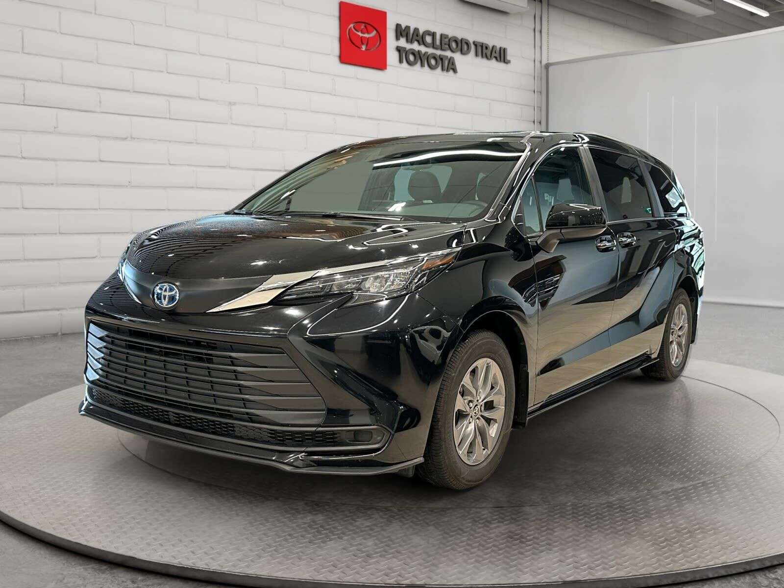 2025 Toyota Sienna XLE FWD | LOW KMs | Heated Seats, Sunroof, Back Up