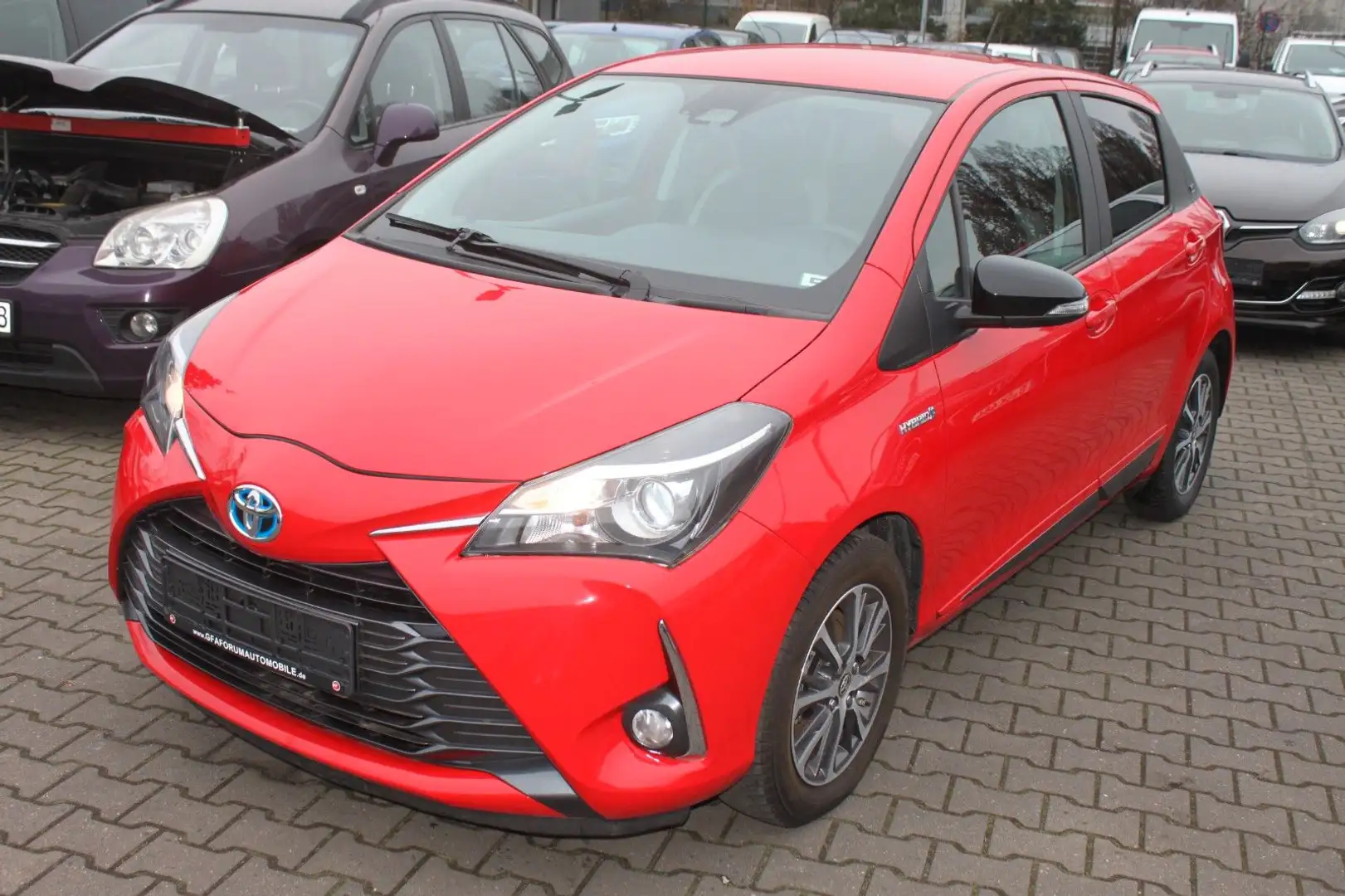 Toyota Yaris Hybrid Y20 Club Rot - 1