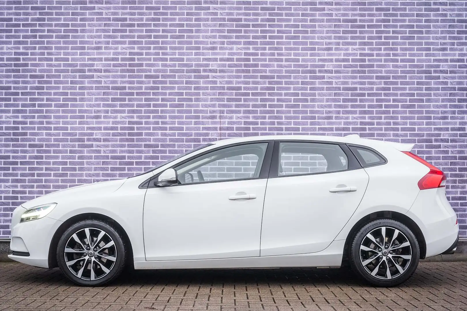 Volvo V40 T3 Momentum | Navi | Trekhaak | Stoelverwarming | Blanco - 2