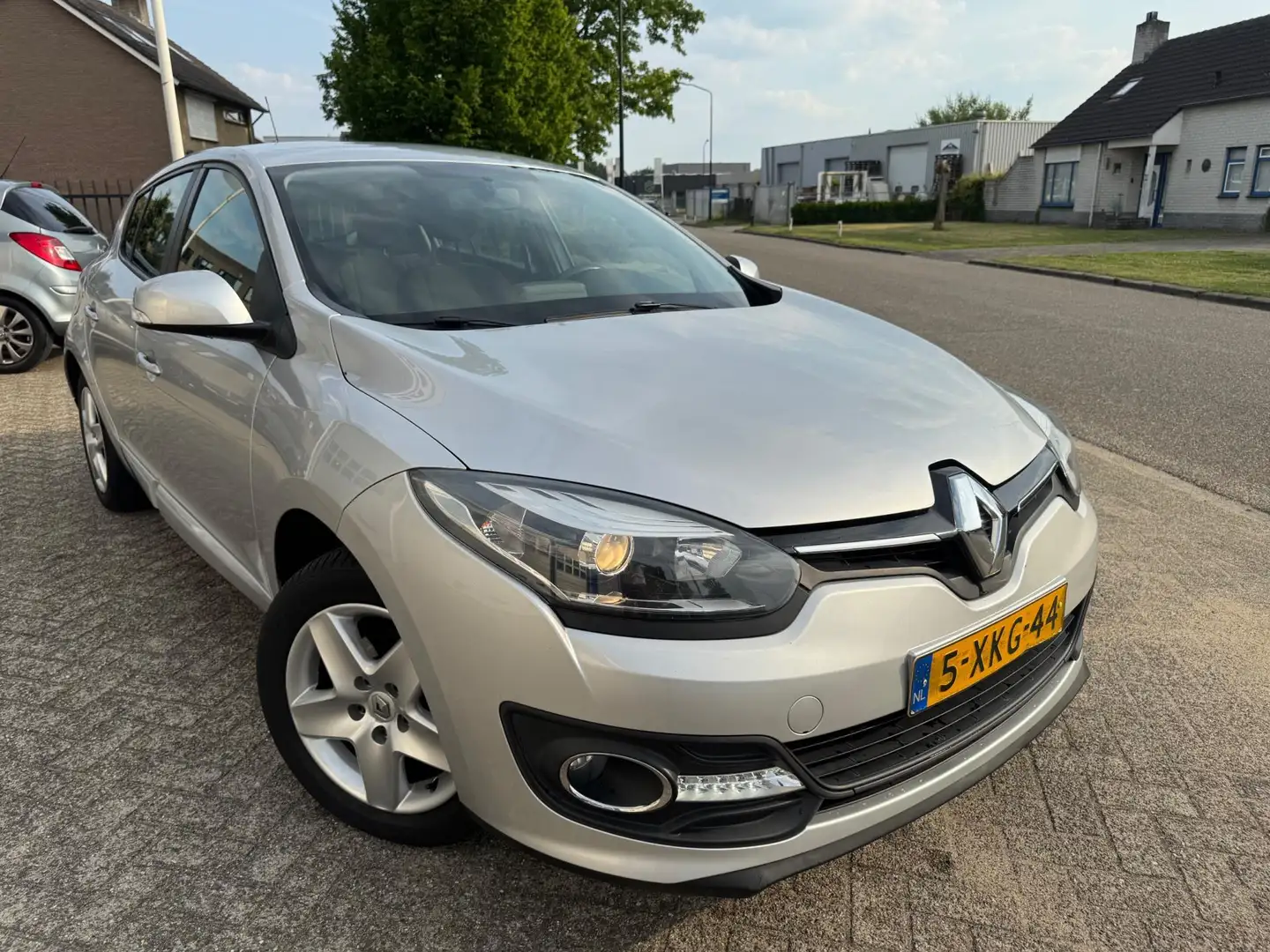Renault Megane 1.5 dCi Expression Airco, Navigatie, Trkhaak Grijs - 2