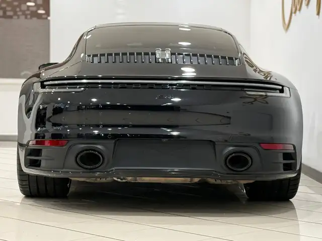 Porsche 911 view 7