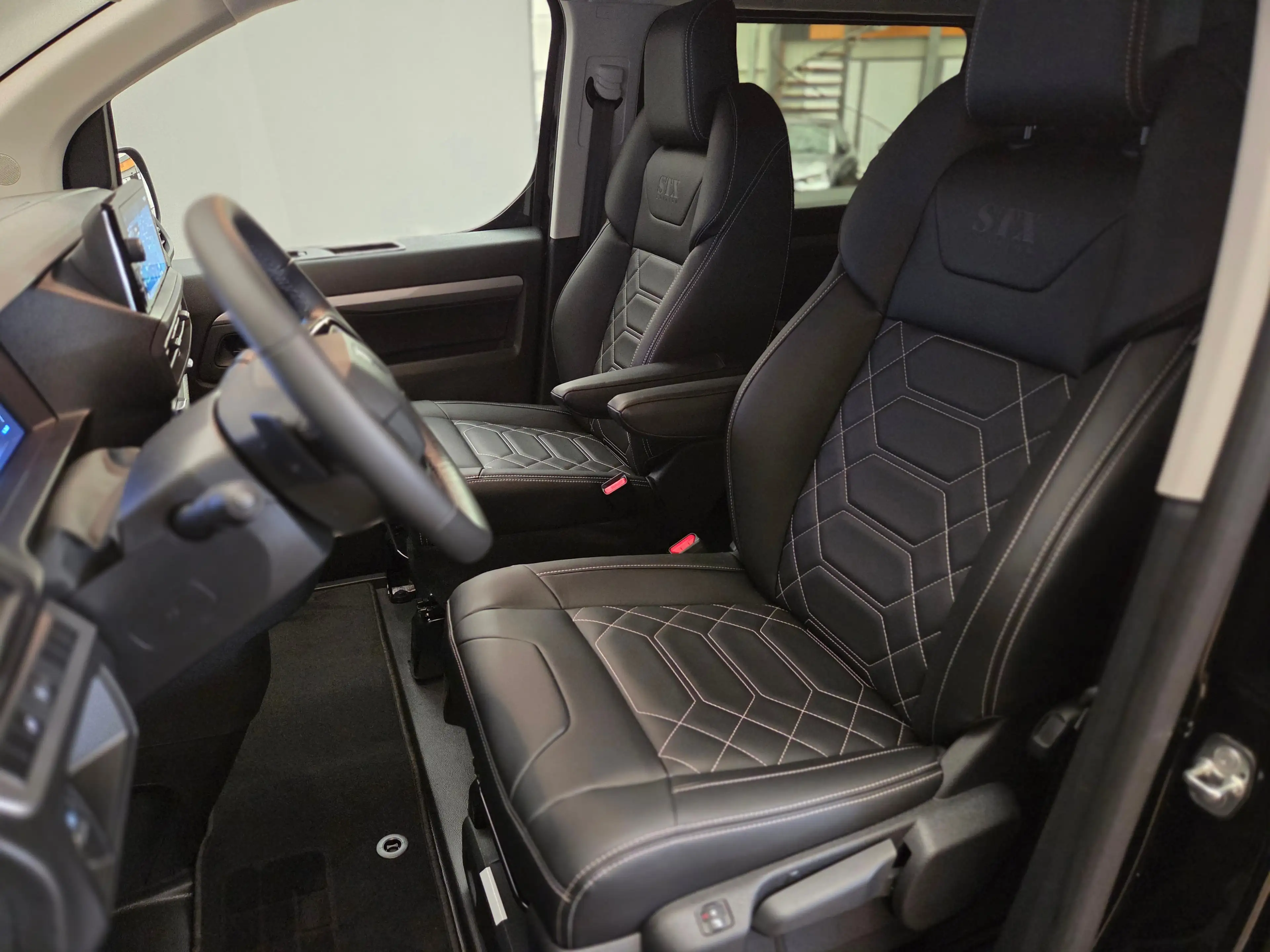 Peugeot e-Expert EV L3 DC 75 kWh STX Special Edition, trekhaak, cam — photo 4
