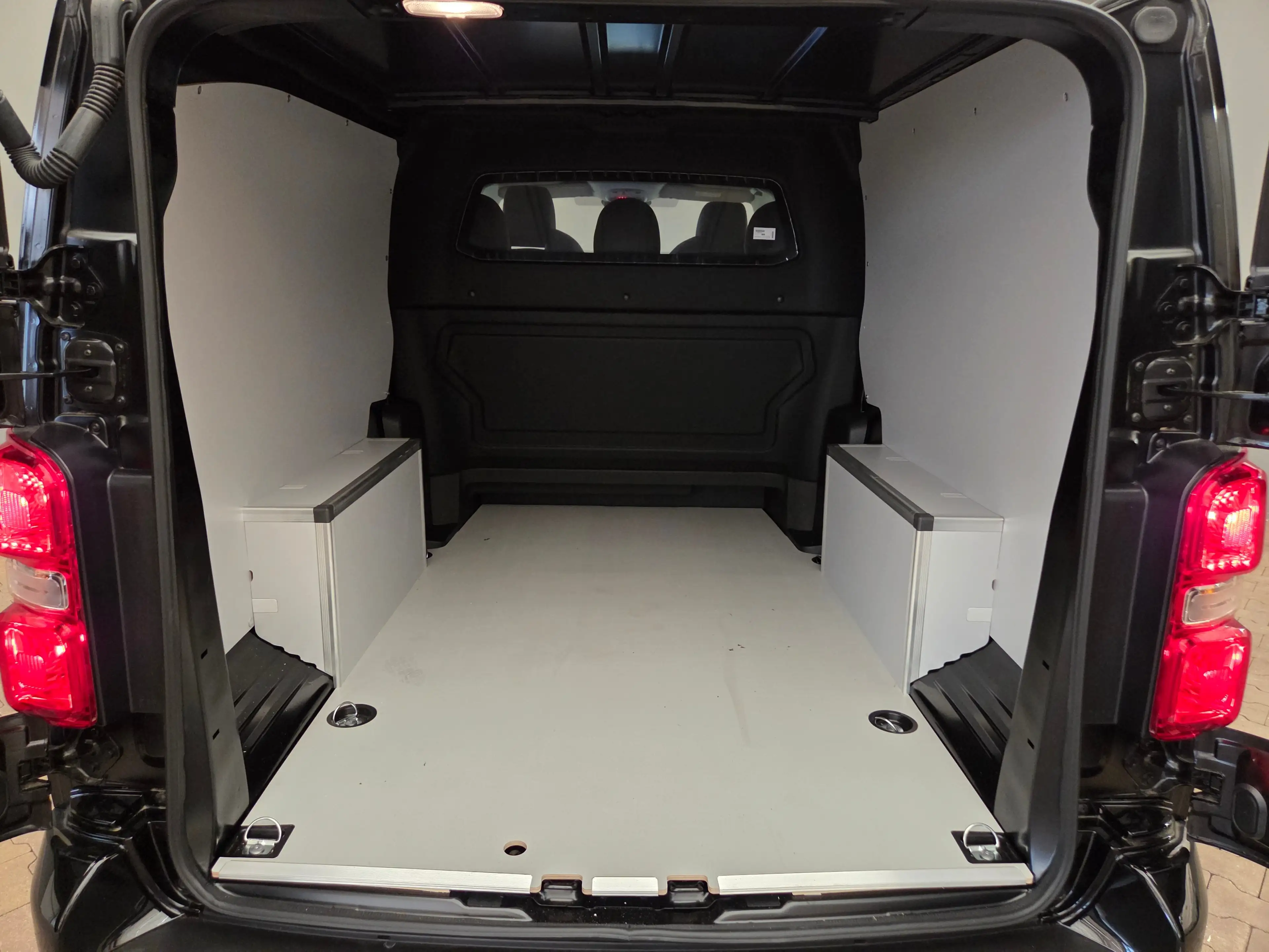 Peugeot e-Expert EV L3 DC 75 kWh STX Special Edition, trekhaak, cam — photo 6