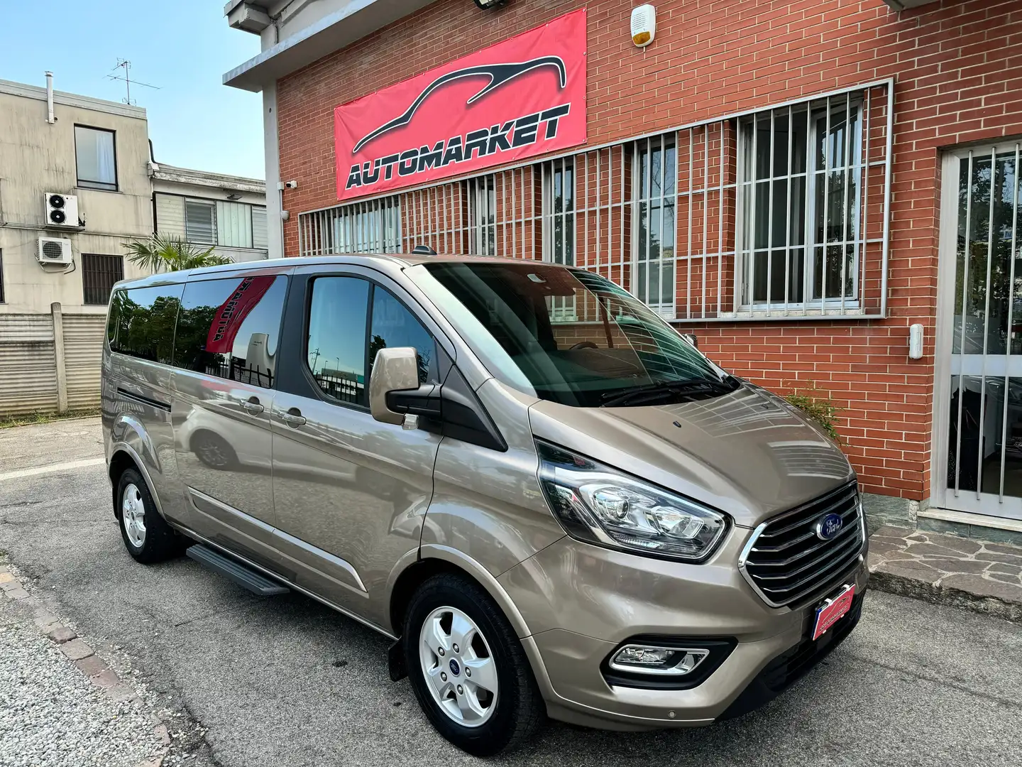 Ford Tourneo Custom 2.0TDCI 185cv TITANIUM 8P L2 LUNGO SEDILI GIRABILI Grigio - 1