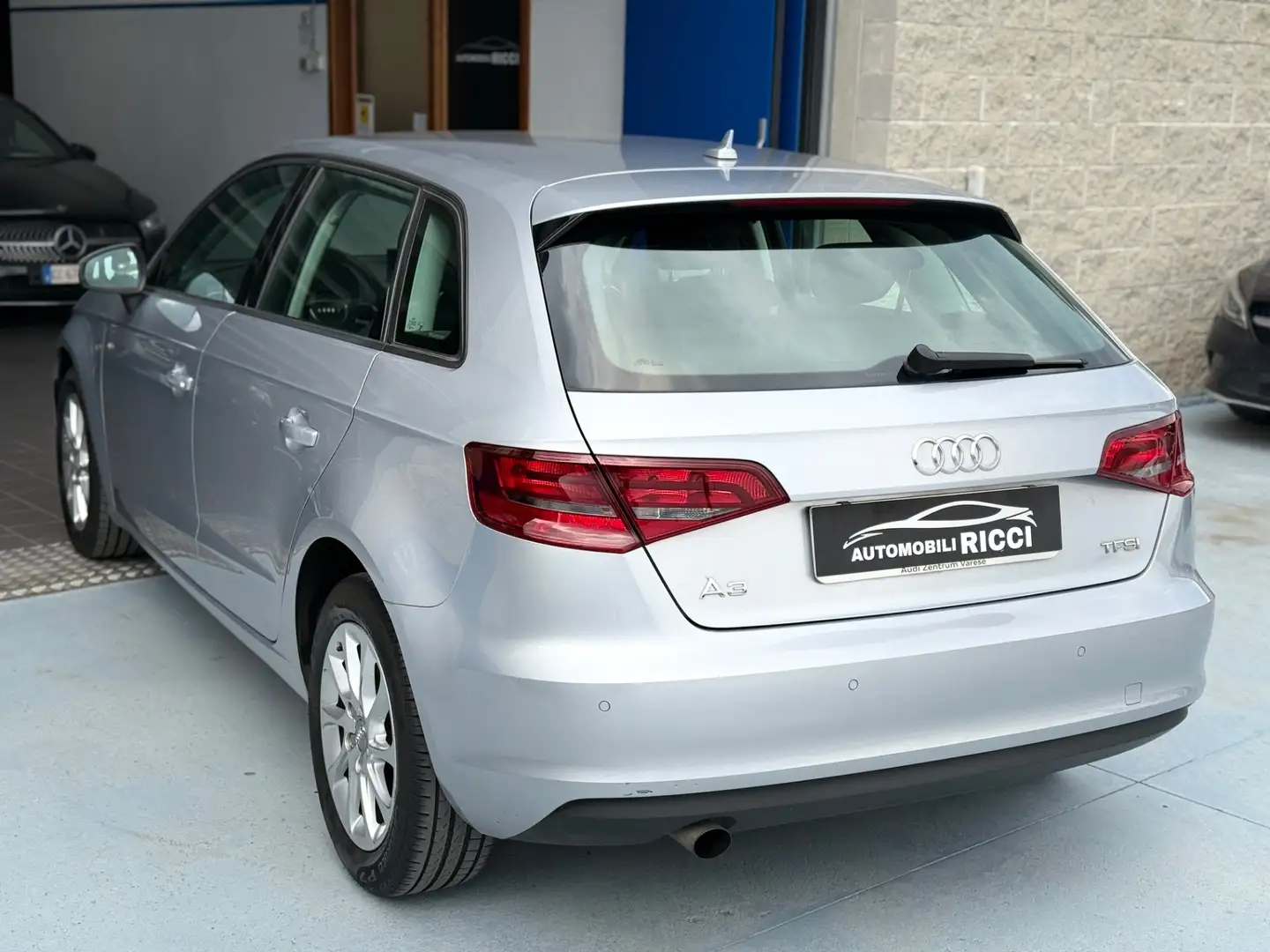 Audi A3 SPB 1.2 TFSI 110 CV Attraction Grigio - 2