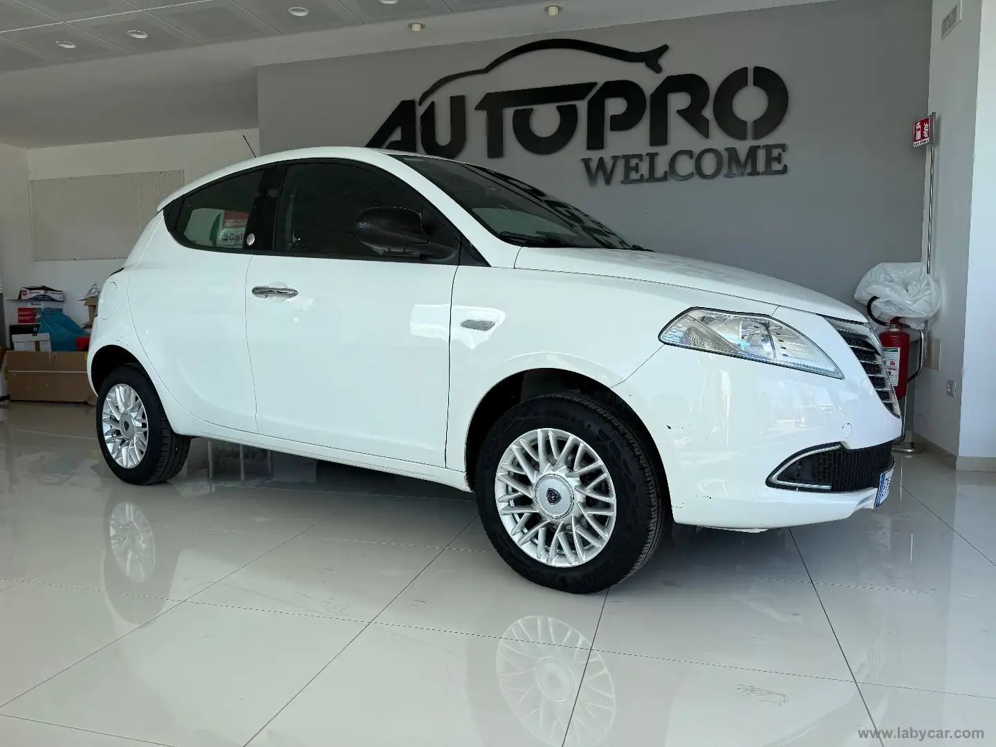 Lancia Ypsilon 0.9 T.Air 85CV 5p. Met.Ec. Gold Blanc - 2