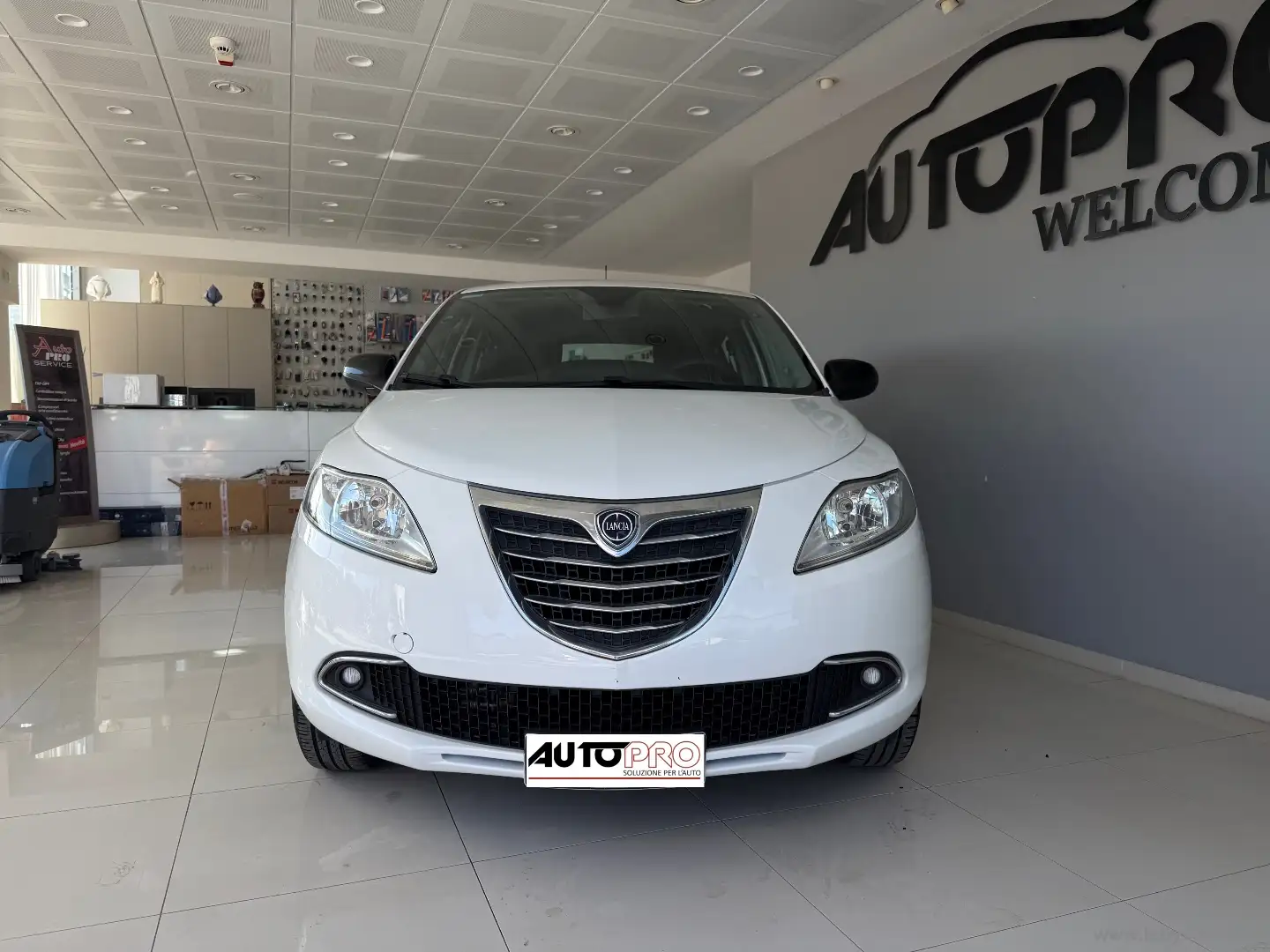 Lancia Ypsilon 0.9 T.Air 85CV 5p. Met.Ec. Gold Blanc - 1