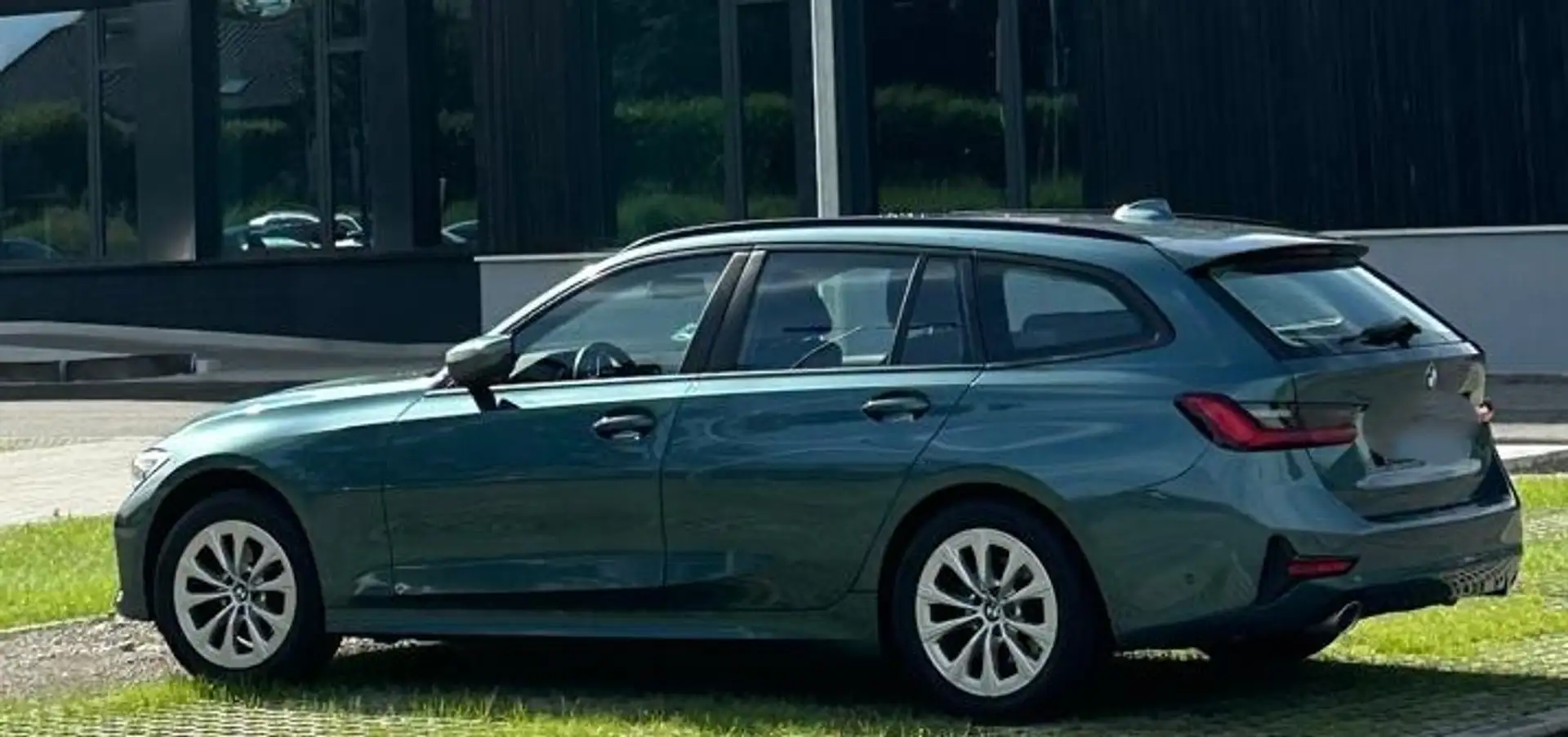 BMW 320 BMW 320i Touring • Pano • AHK elektrisch • ACC • Driving Assistant • LED • Komfortzugang - 2