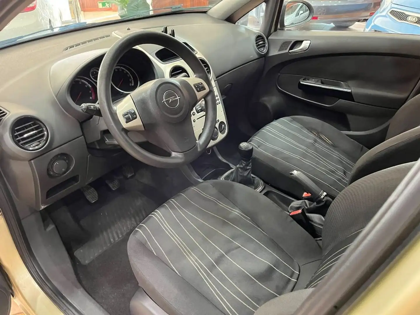 Opel Corsa 1.2 Enjoy Beige - 2