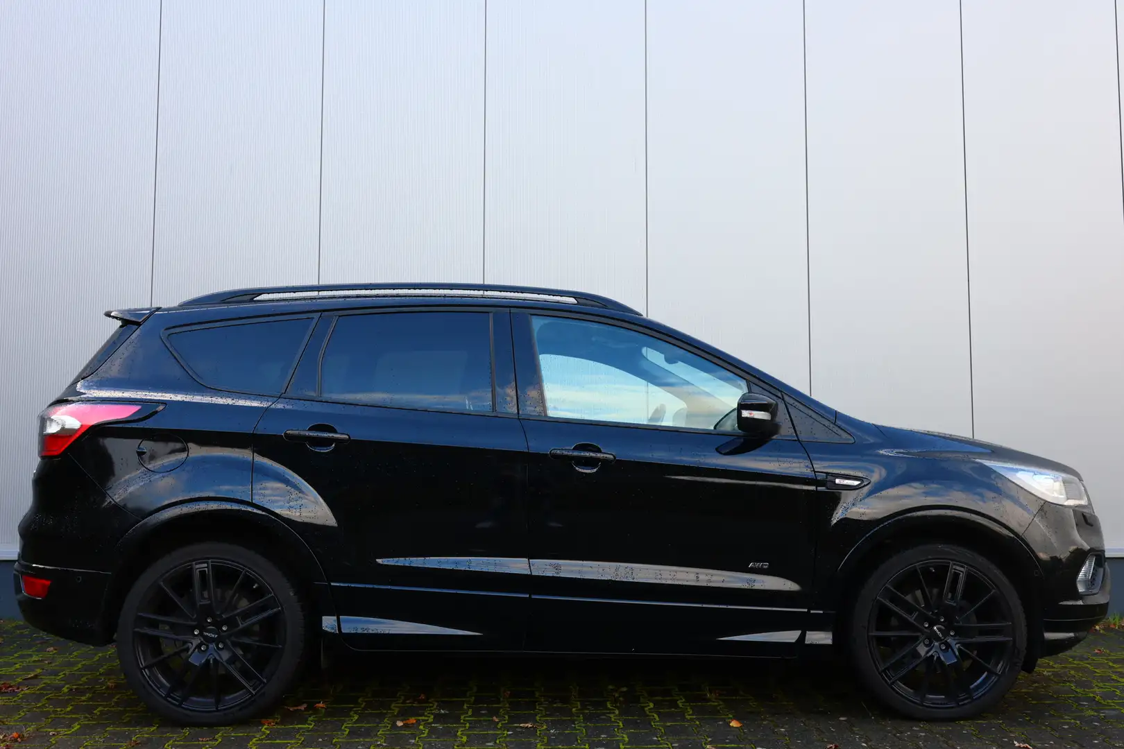Ford Kuga 1.5 ST-LINE AUTOMAAT 129kw 4X4 Zwart - 1
