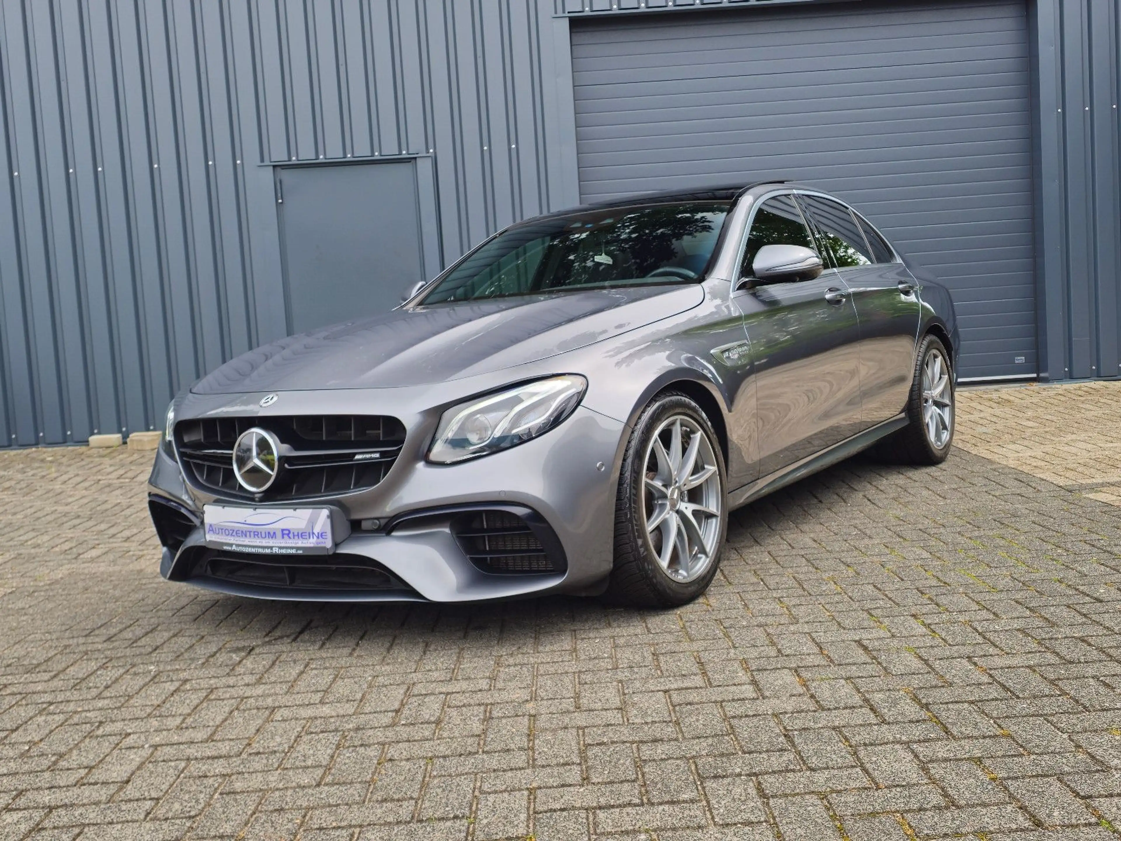 Mercedes-Benz E 63 AMG 4M+ PANO MULTIBEAM SportAGA TOPZustand — photo 3