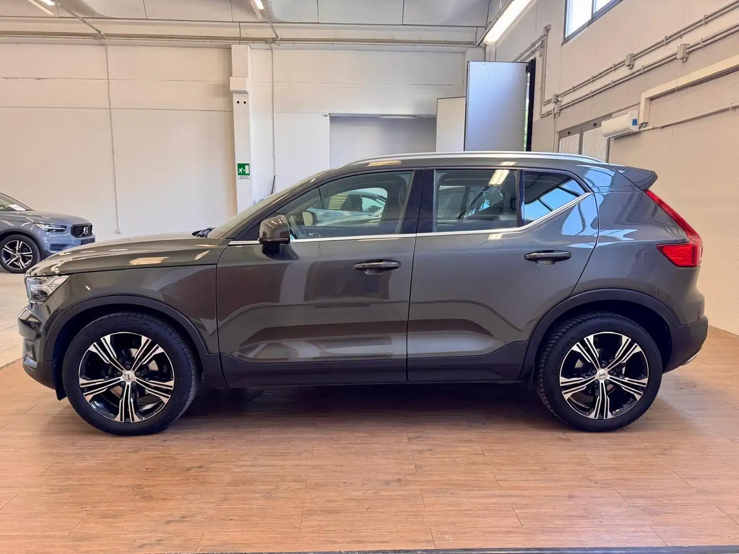 Volvo XC40 2.0 d3 150CV Inscription geartronic FULL OPTIONAL Gris - 2
