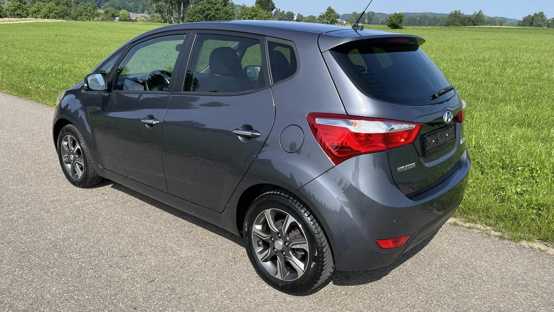 Hyundai iX20 1.6 Space Plus Automatik/Sitzheizung/Kamera/Navi Grau - 2