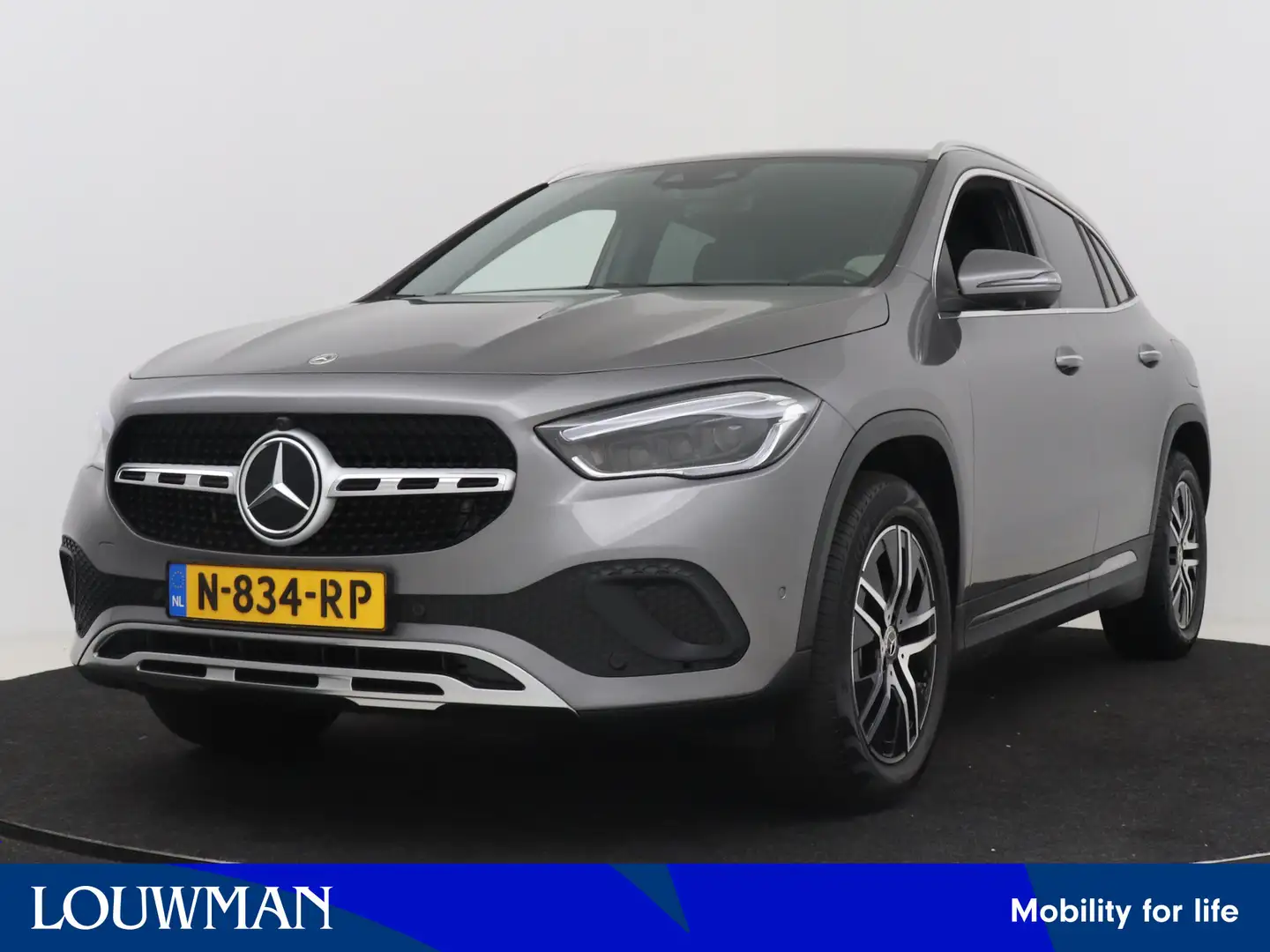 Mercedes-Benz GLA 250 4MATIC Progressive | Panoramadak | Head-up Display Grijs - 1