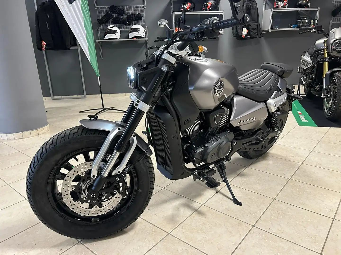 Benelli Leoncino bobber 400 Argento - 2