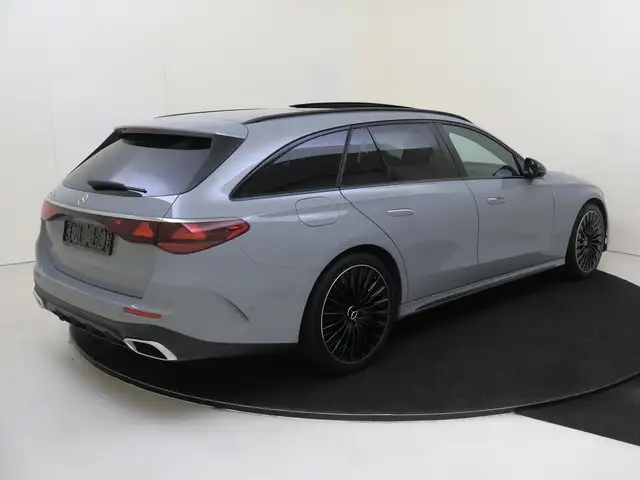 Mercedes-Benz E-Class view 4