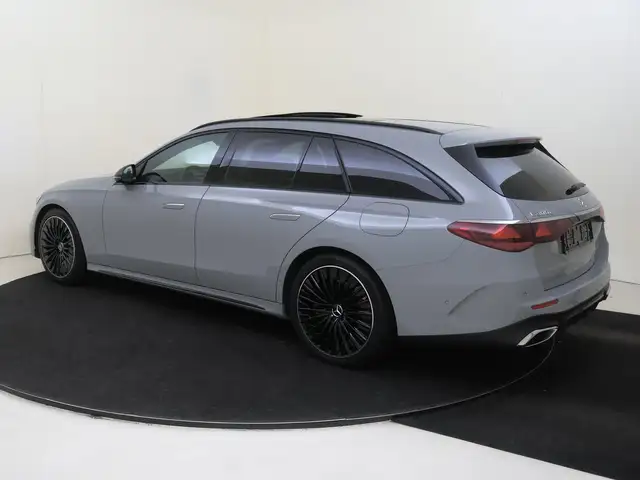 Mercedes-Benz E-Class view 3