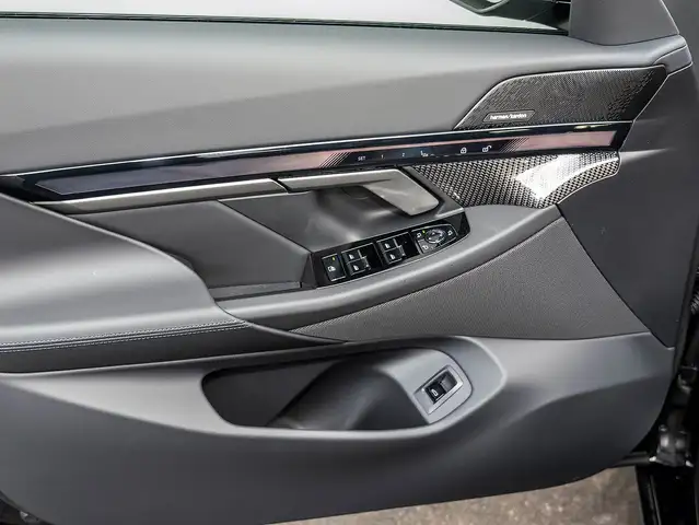 BMW 5 Series view 14