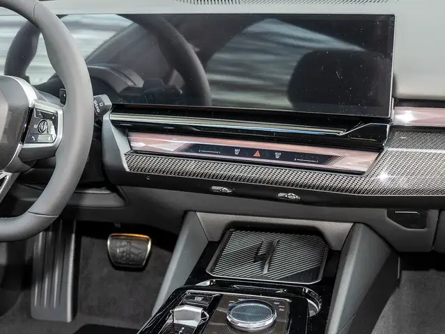 BMW 5 Series view 6
