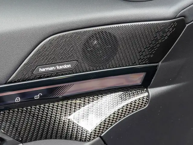 BMW 5 Series view 15