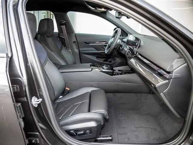 BMW 5 Series view 4