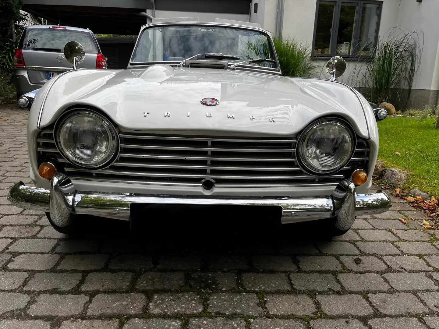 Triumph TR4 IRS 4A H-Zulassung Bílá - 1