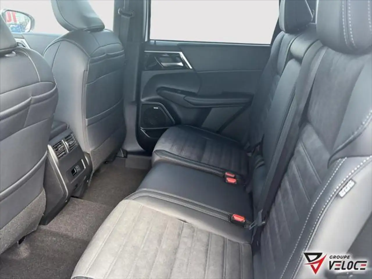 Mitsubishi Outlander photo Mitsubishi Outlander