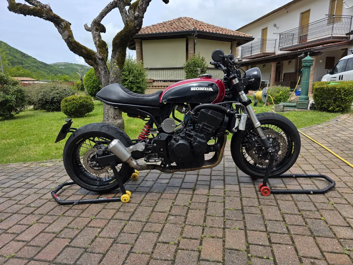 Honda Hornet cafe racer crvena - 1