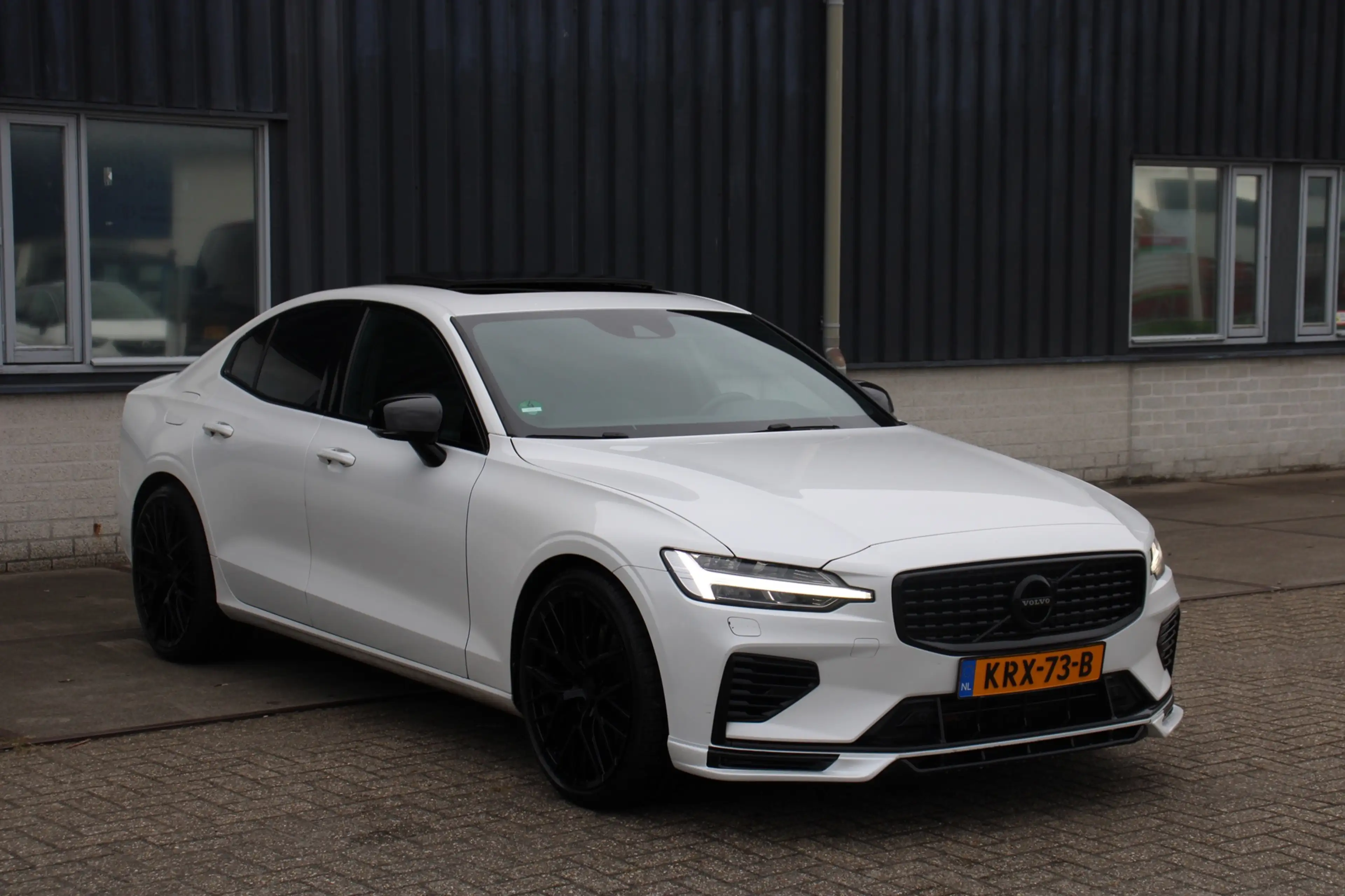 Volvo S60 2.0 T8 AWD R-Design Pano Memory Harman&Kardon BTW — photo 5