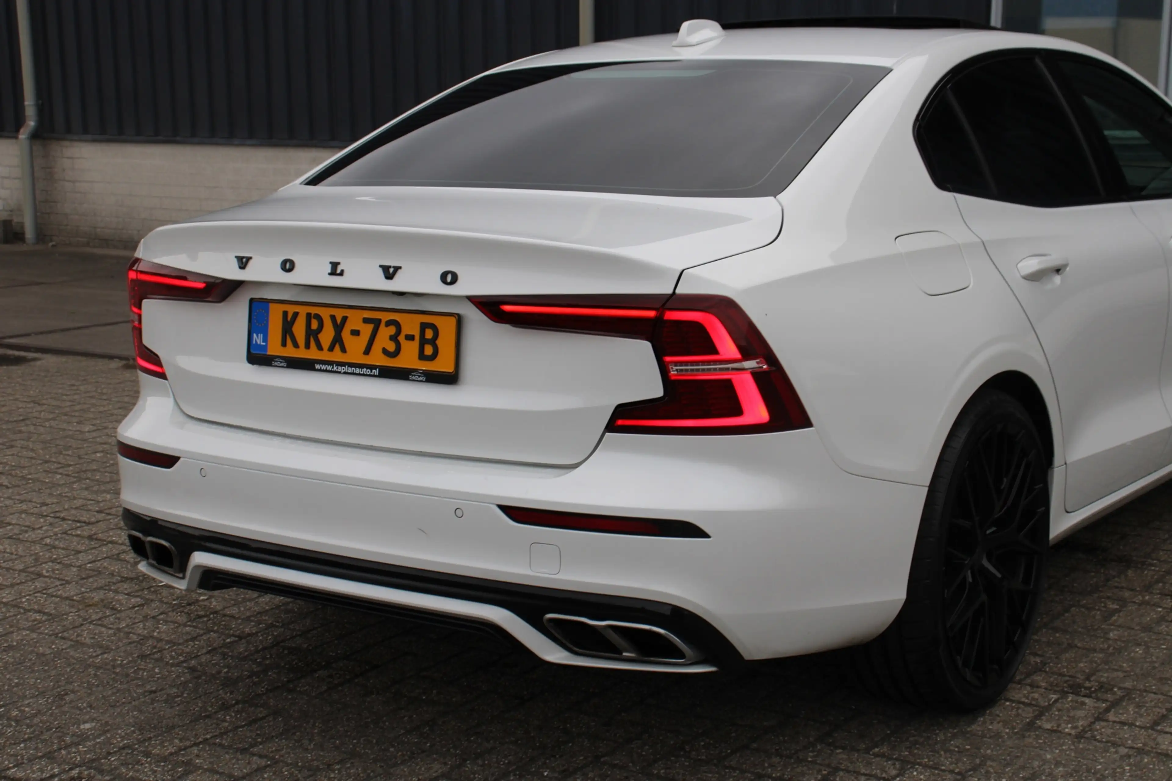 Volvo S60 2.0 T8 AWD R-Design Pano Memory Harman&Kardon BTW — photo 11