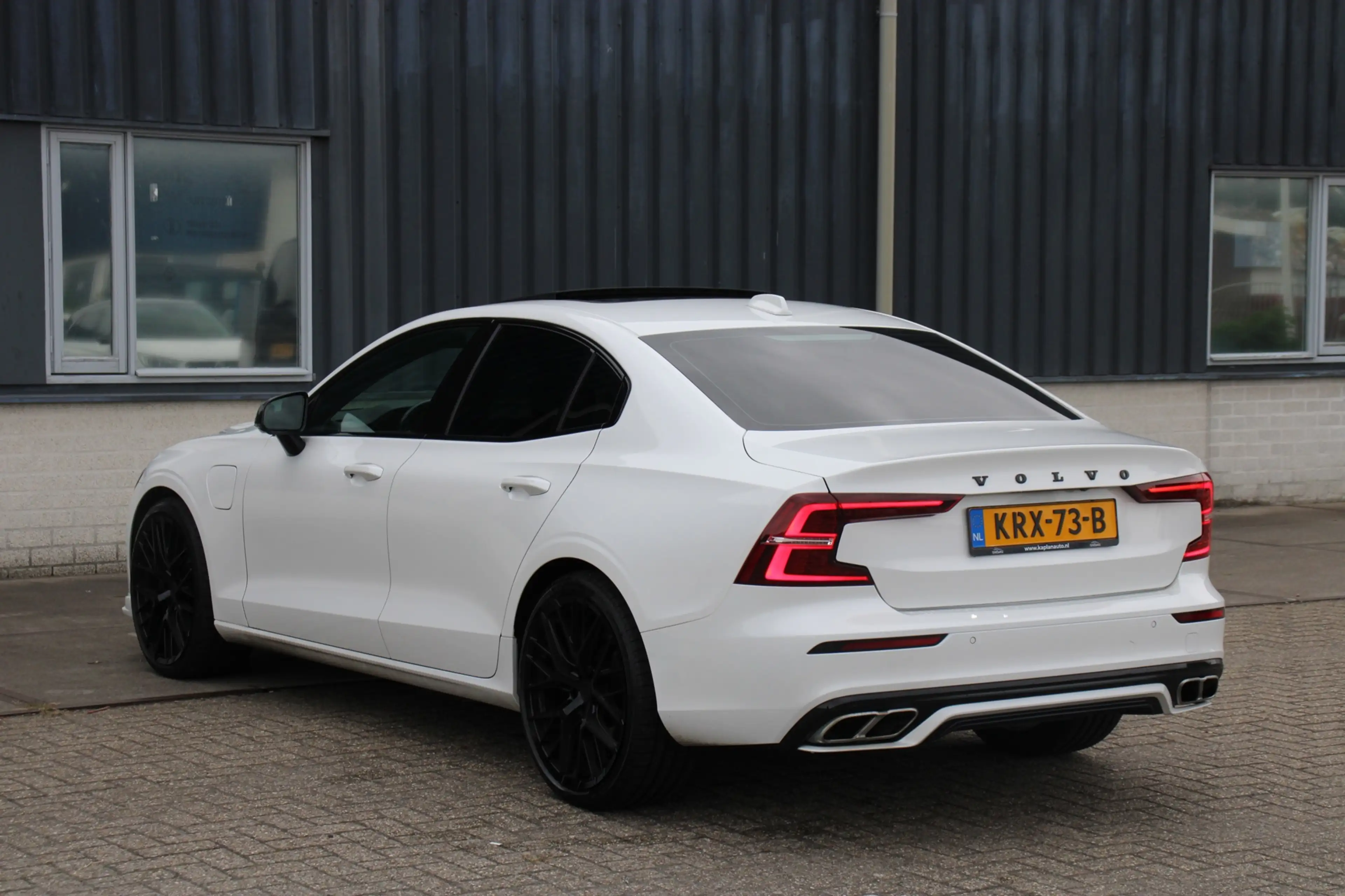 Volvo S60 2.0 T8 AWD R-Design Pano Memory Harman&Kardon BTW — photo 9