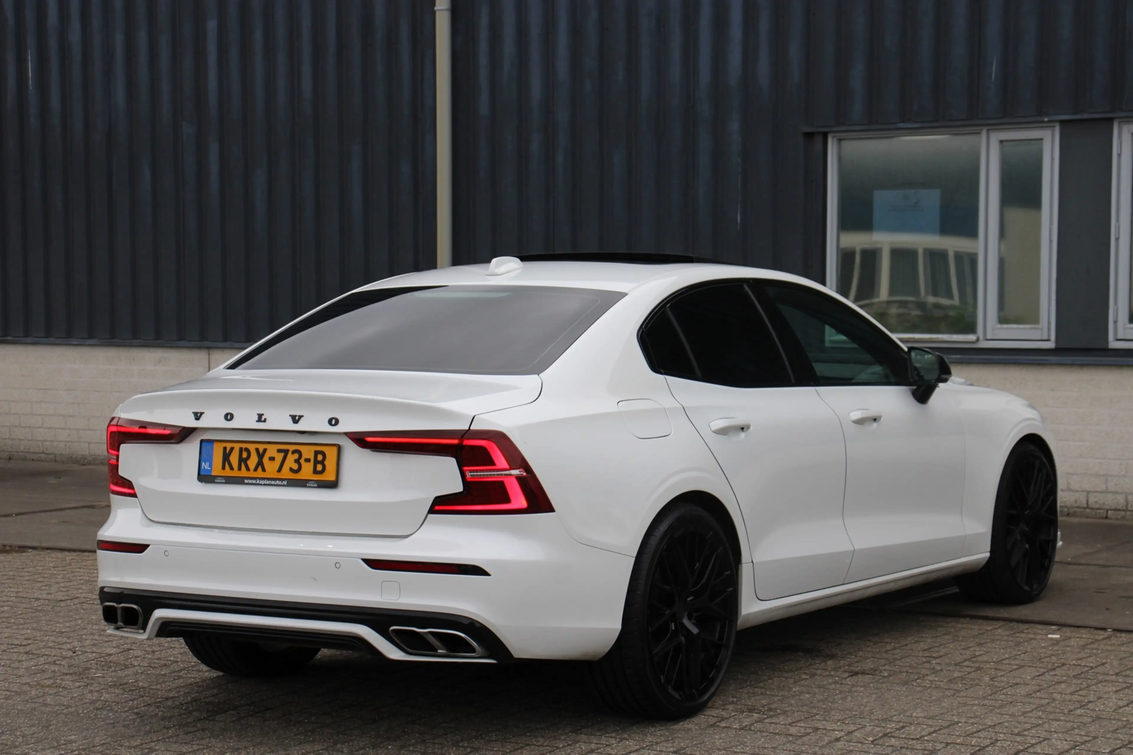 Volvo S60 2.0 T8 AWD R-Design Pano Memory Harman&Kardon BTW — photo 3