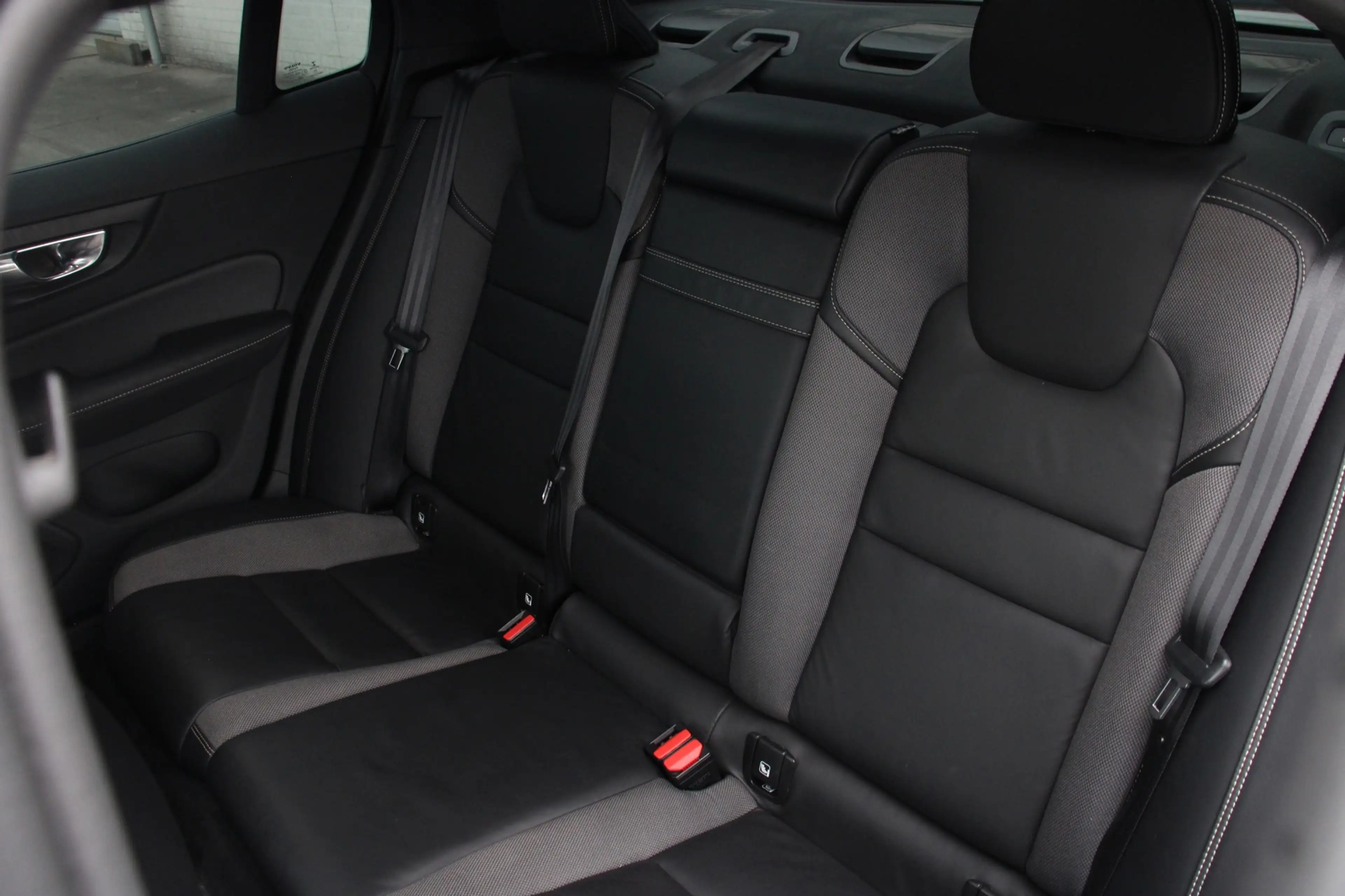 Volvo S60 2.0 T8 AWD R-Design Pano Memory Harman&Kardon BTW — photo 8