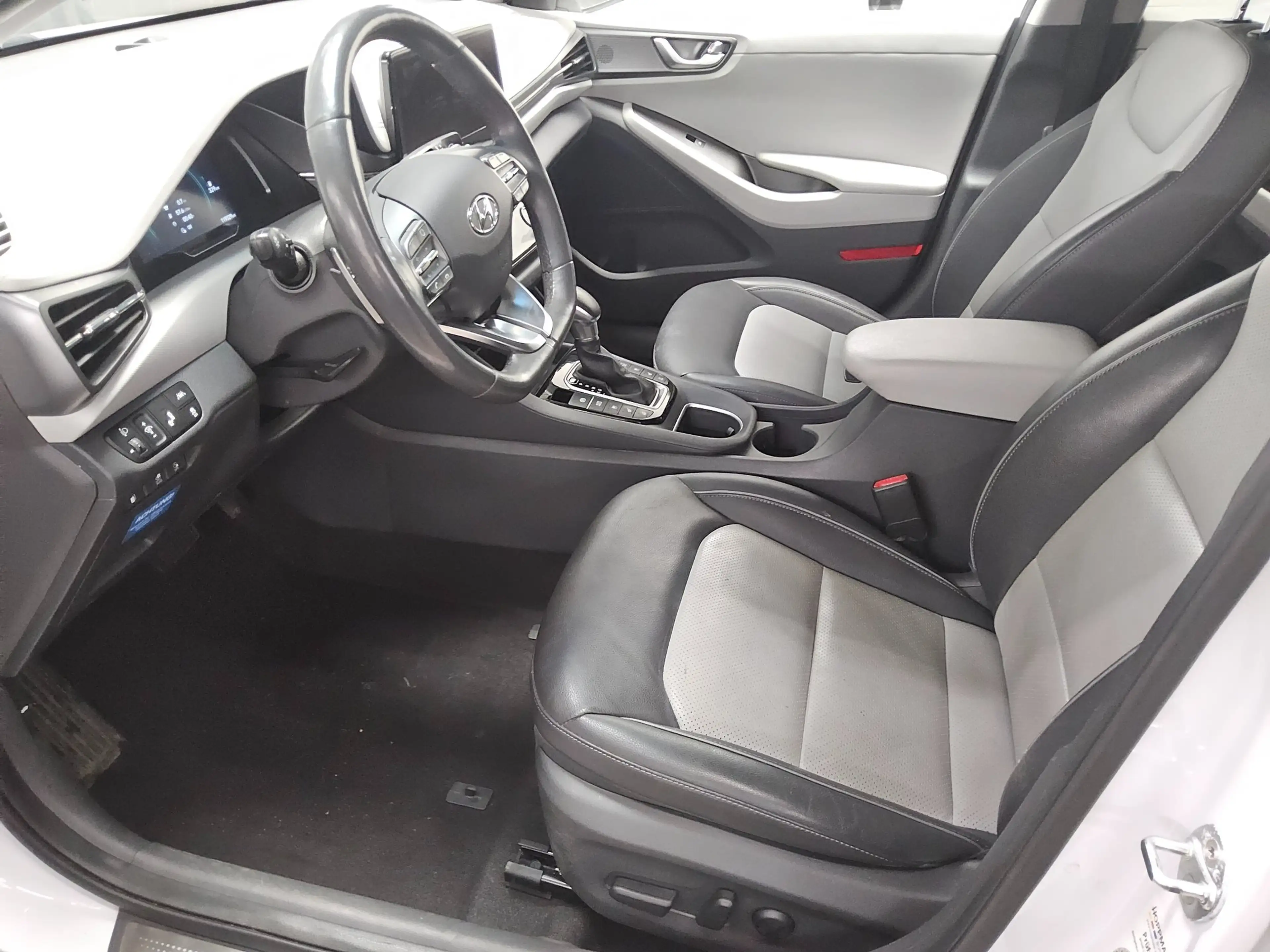Hyundai IONIQ IONIQ LEDER NAVI KLIMAAUT RADIO TEMPO MFL SHZ VC PDC ACC SOUND LED RfK AID — photo 8
