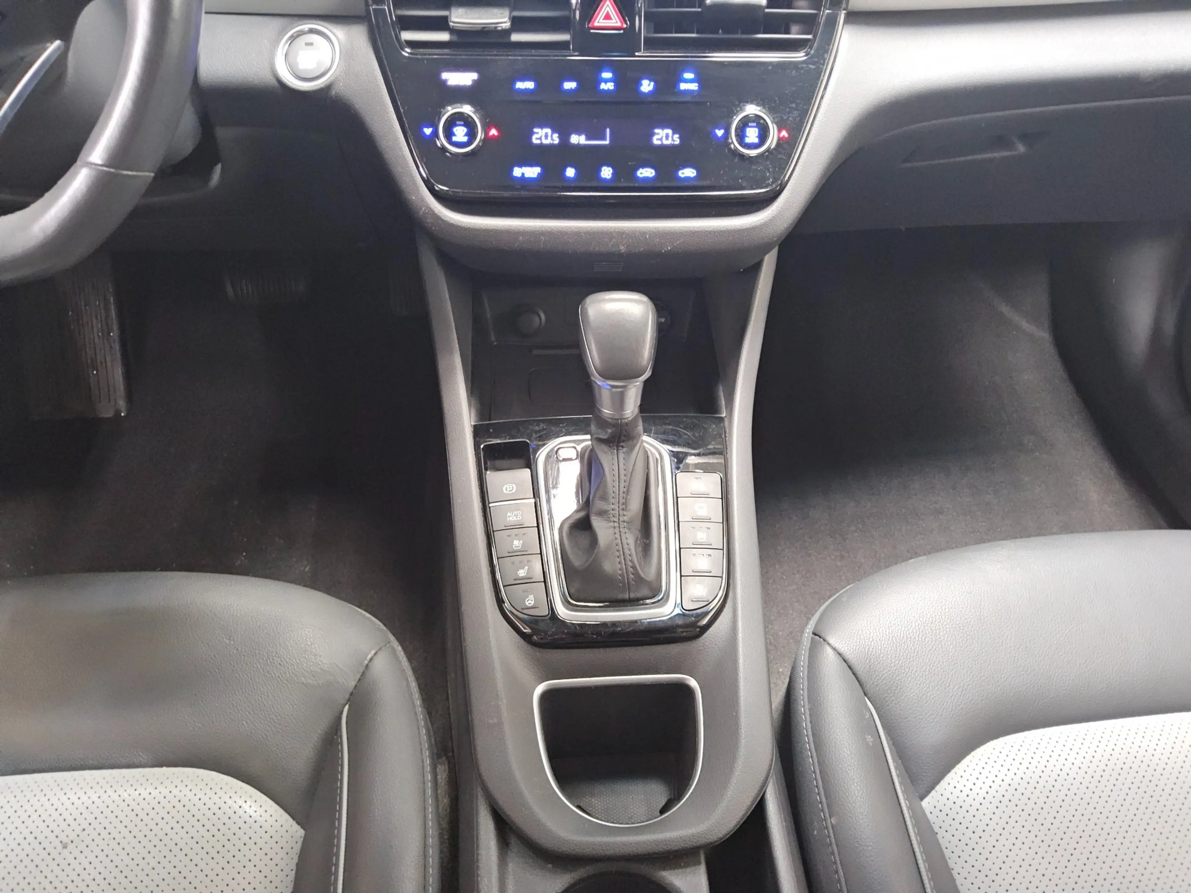 Hyundai IONIQ IONIQ LEDER NAVI KLIMAAUT RADIO TEMPO MFL SHZ VC PDC ACC SOUND LED RfK AID — photo 6