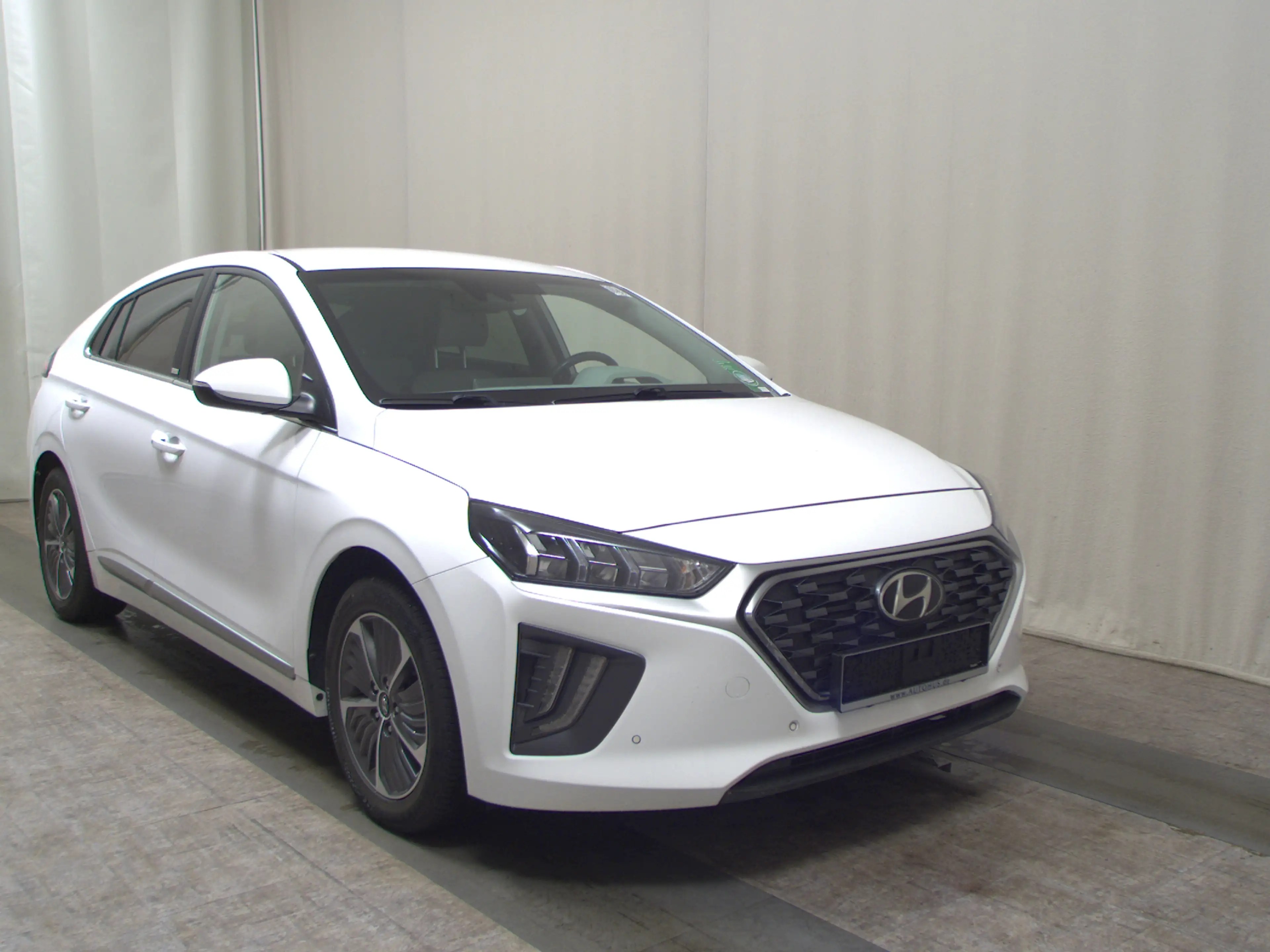 Hyundai IONIQ IONIQ LEDER NAVI KLIMAAUT RADIO TEMPO MFL SHZ VC PDC ACC SOUND LED RfK AID — photo 3