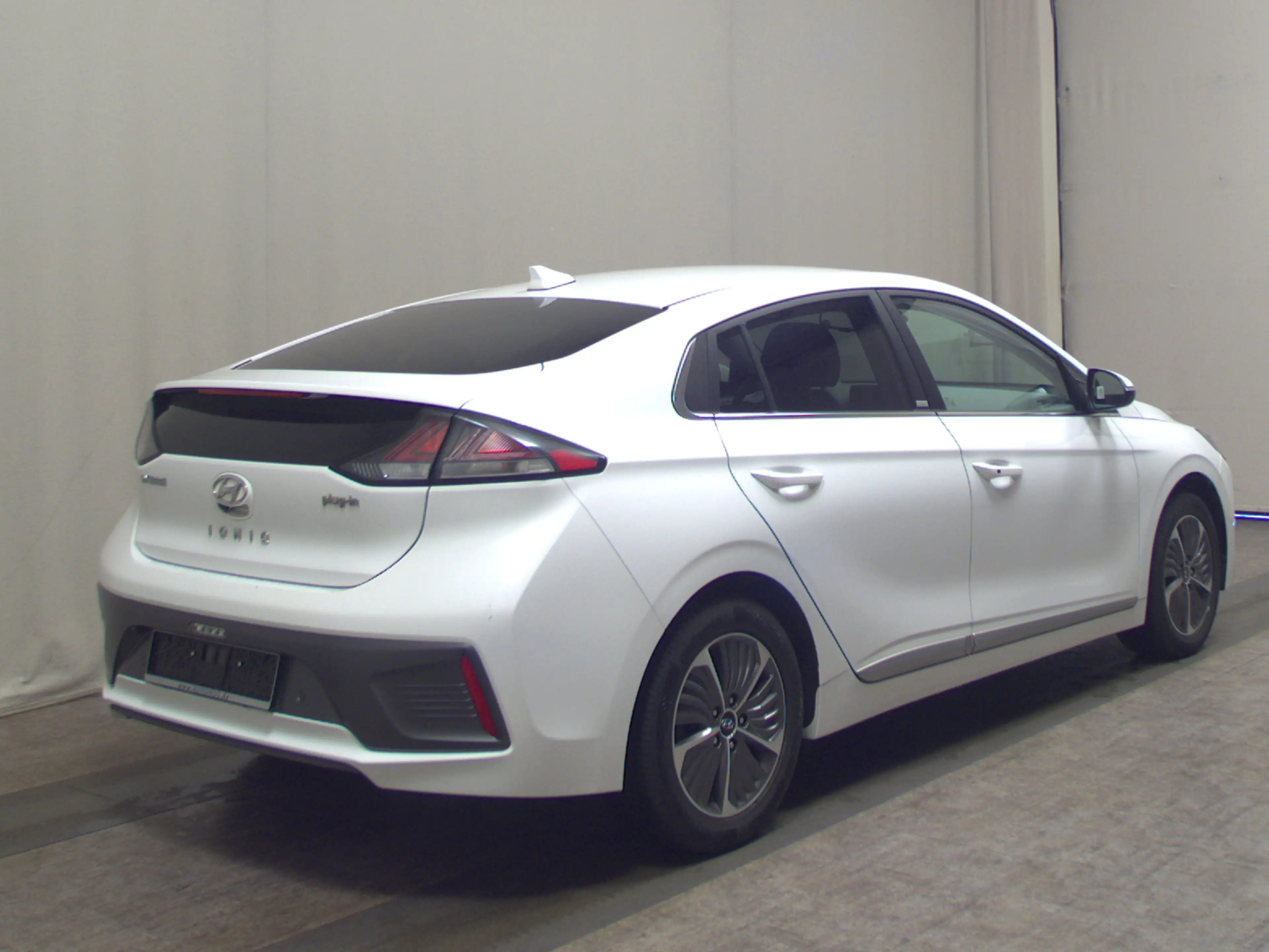 Hyundai IONIQ IONIQ LEDER NAVI KLIMAAUT RADIO TEMPO MFL SHZ VC PDC ACC SOUND LED RfK AID — photo 4