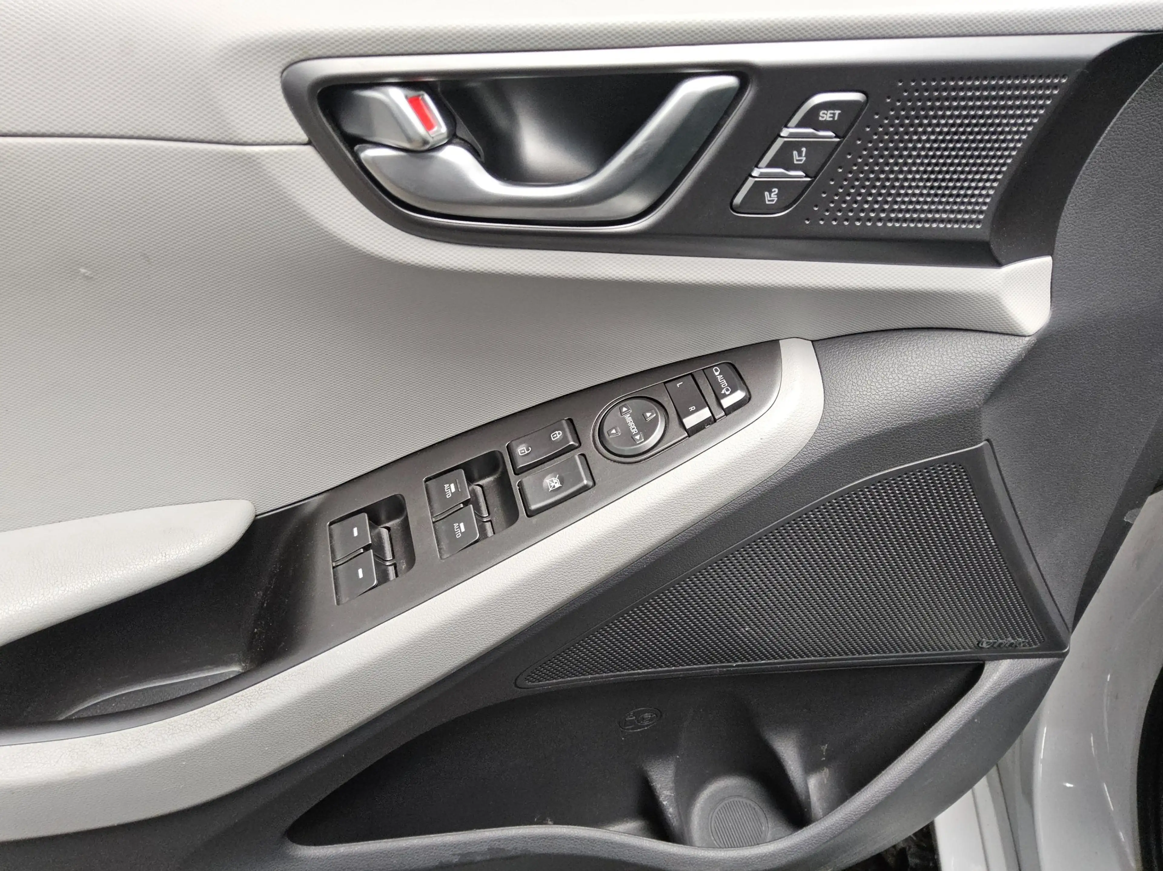 Hyundai IONIQ IONIQ LEDER NAVI KLIMAAUT RADIO TEMPO MFL SHZ VC PDC ACC SOUND LED RfK AID — photo 9