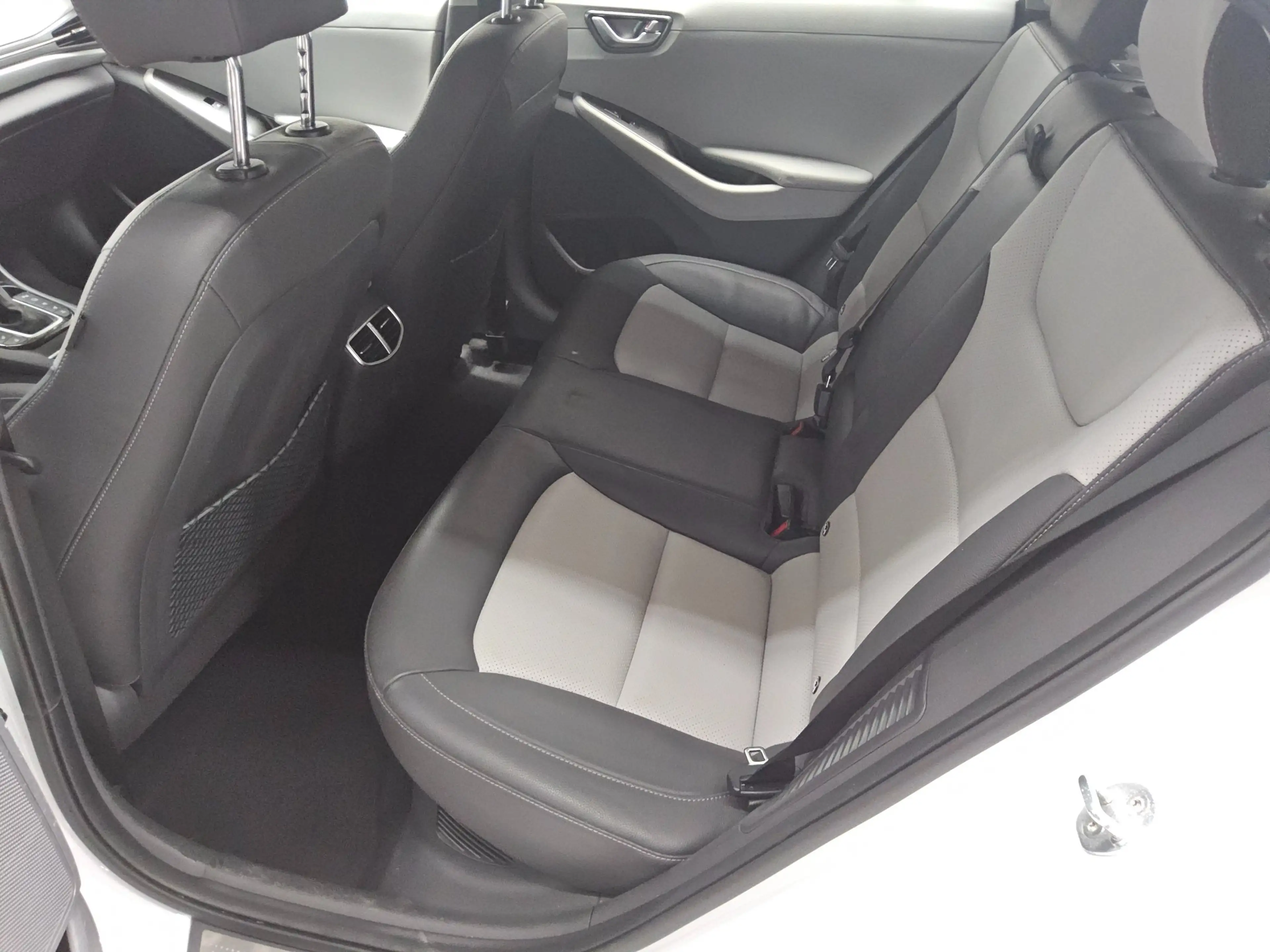 Hyundai IONIQ IONIQ LEDER NAVI KLIMAAUT RADIO TEMPO MFL SHZ VC PDC ACC SOUND LED RfK AID — photo 12