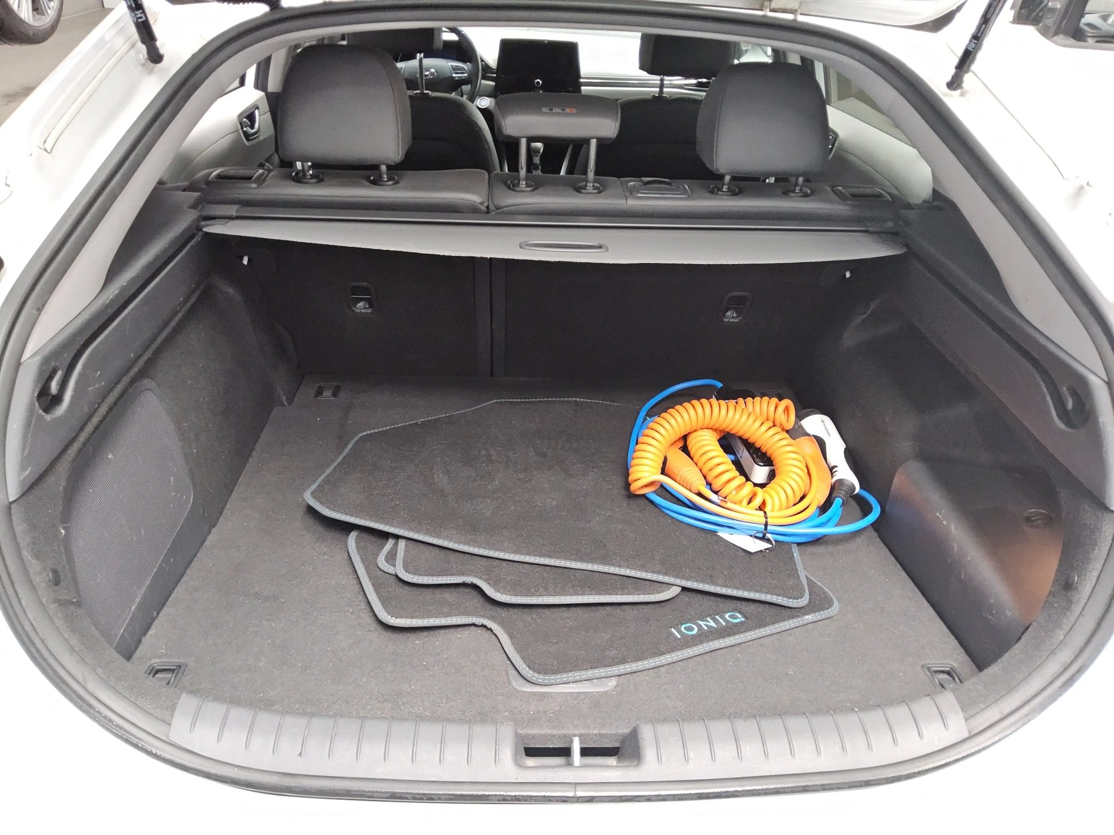 Hyundai IONIQ IONIQ LEDER NAVI KLIMAAUT RADIO TEMPO MFL SHZ VC PDC ACC SOUND LED RfK AID — photo 11