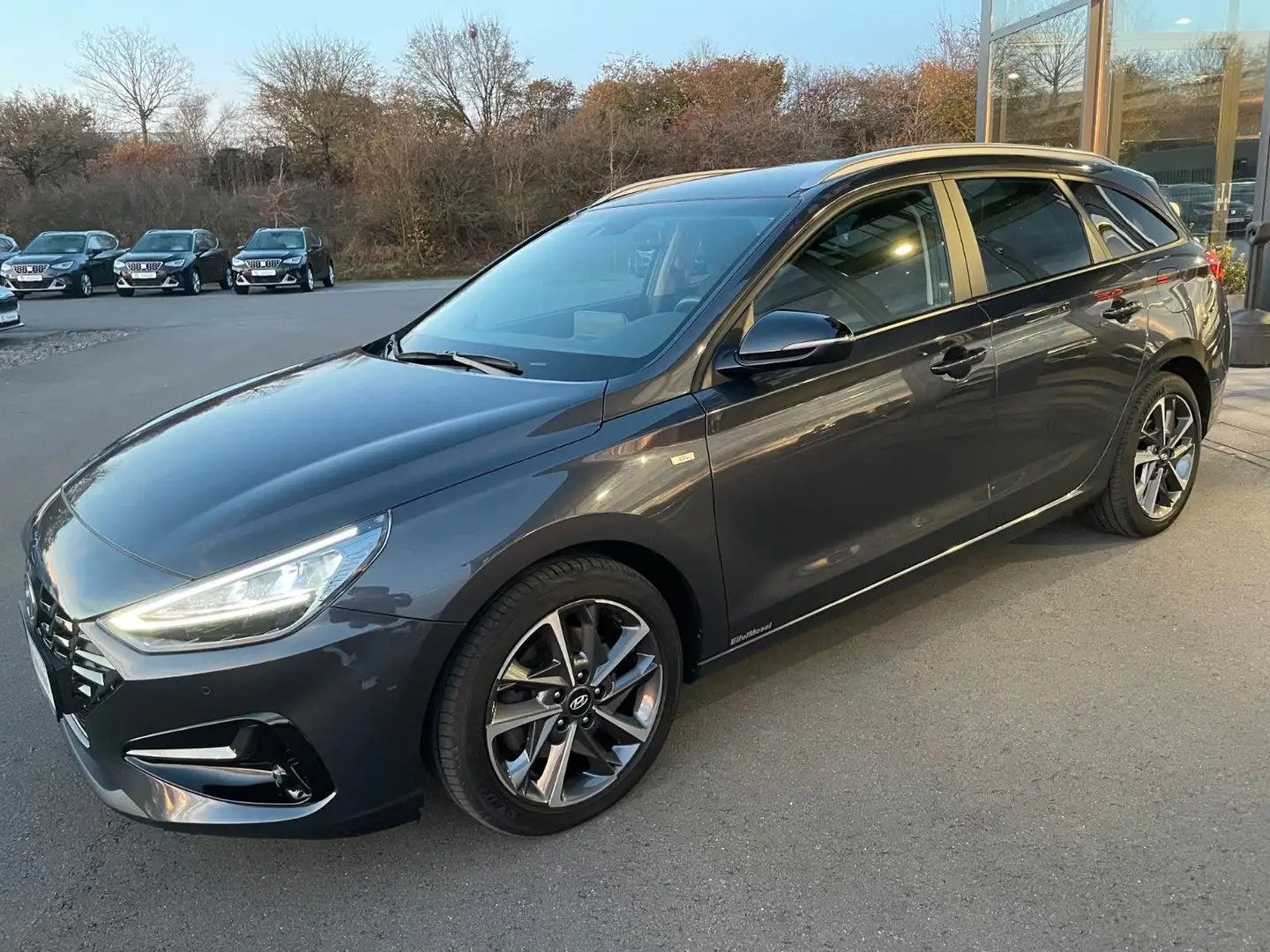 Hyundai i30 1,5 DCT CW Edition 30+ AHK Navi Sitzhz Apple Grau - 1