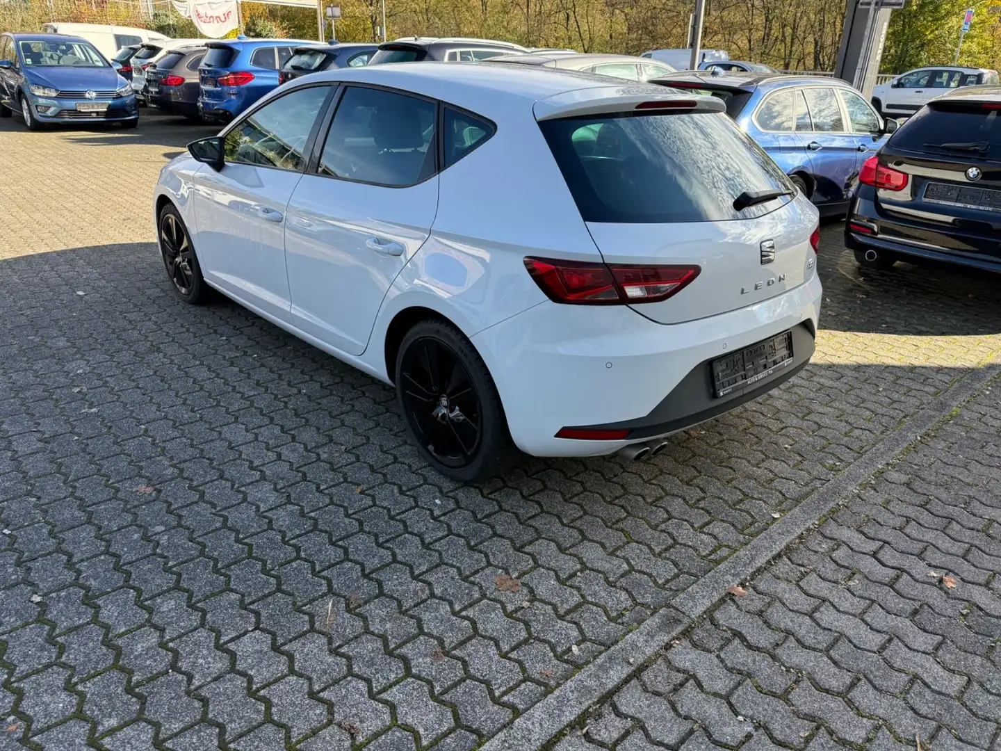 SEAT Leon FR 2.0TDI Automatik LED Navi Tempomat Weiß - 2