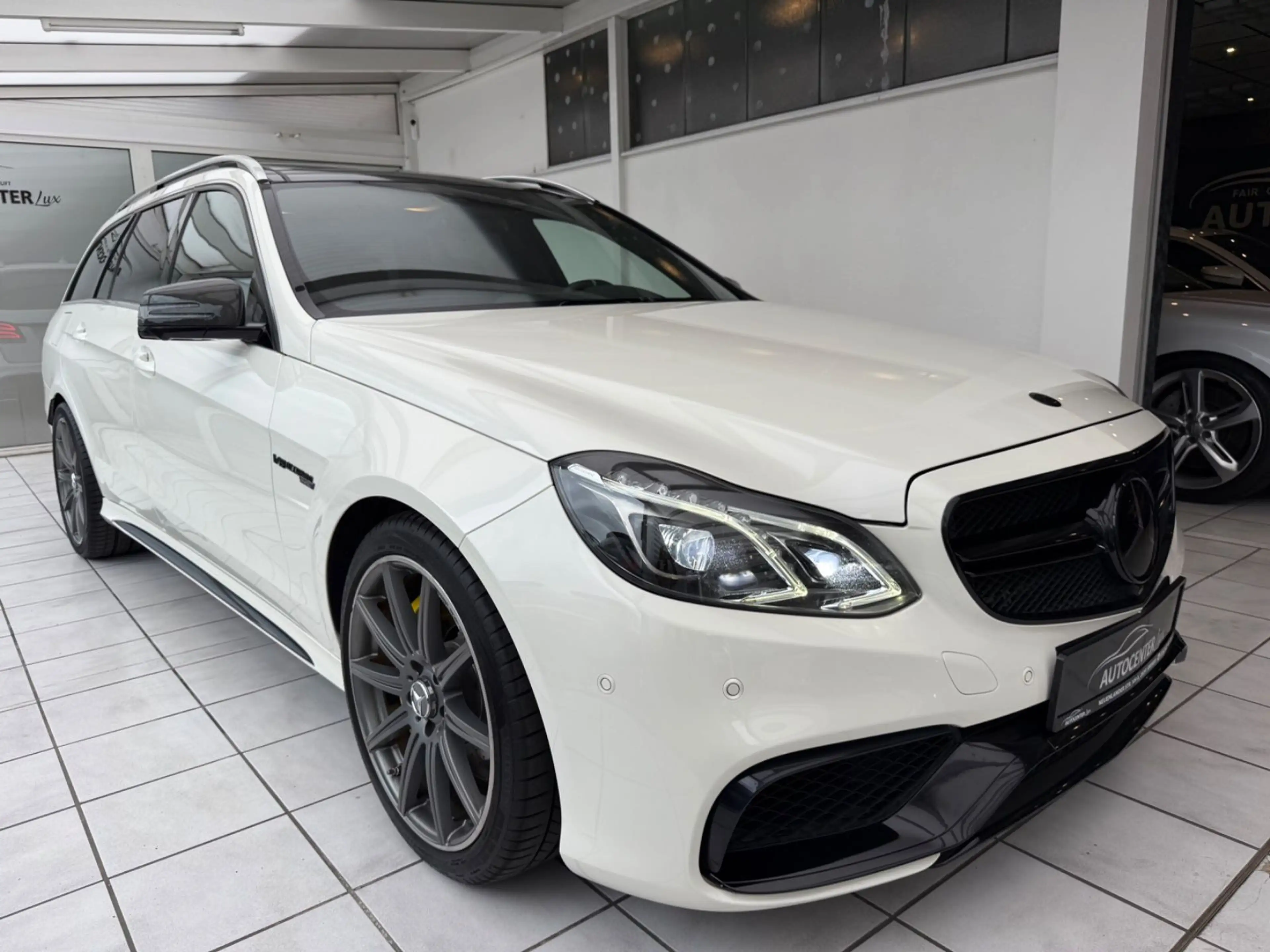 Mercedes-Benz E 63 AMG 4Matic *Pano*TV*Navi*B&O*Klappe — photo 3