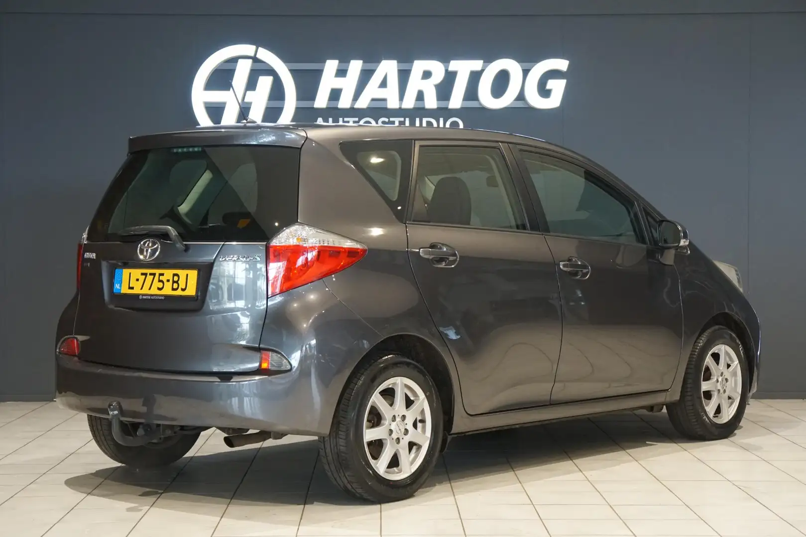 Toyota Verso-S 1.3 VVT-i Comfort Plus + CAMERA / TREKHAAK Grijs - 2