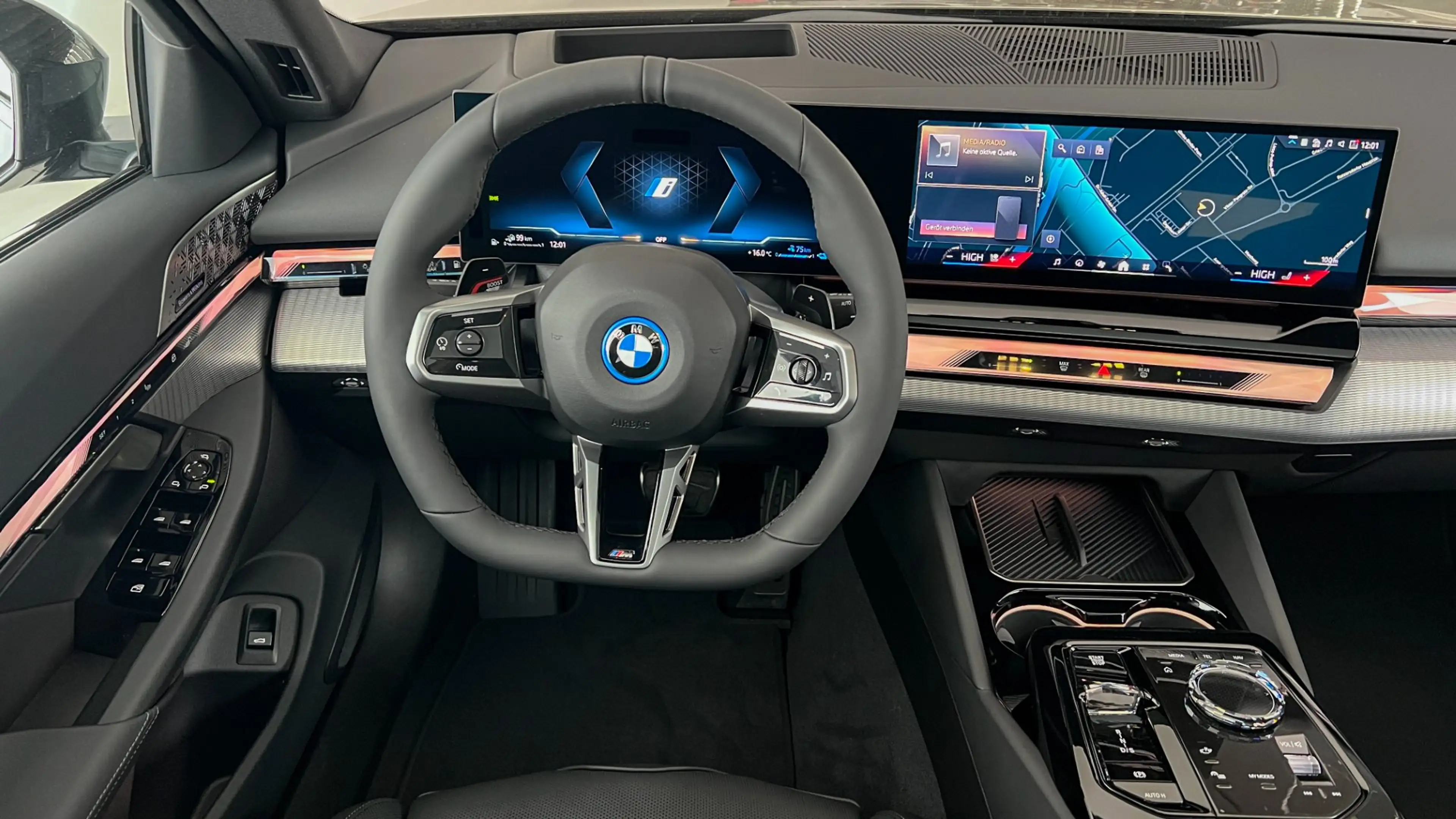 BMW 550 e PHEV xDrive — photo 13