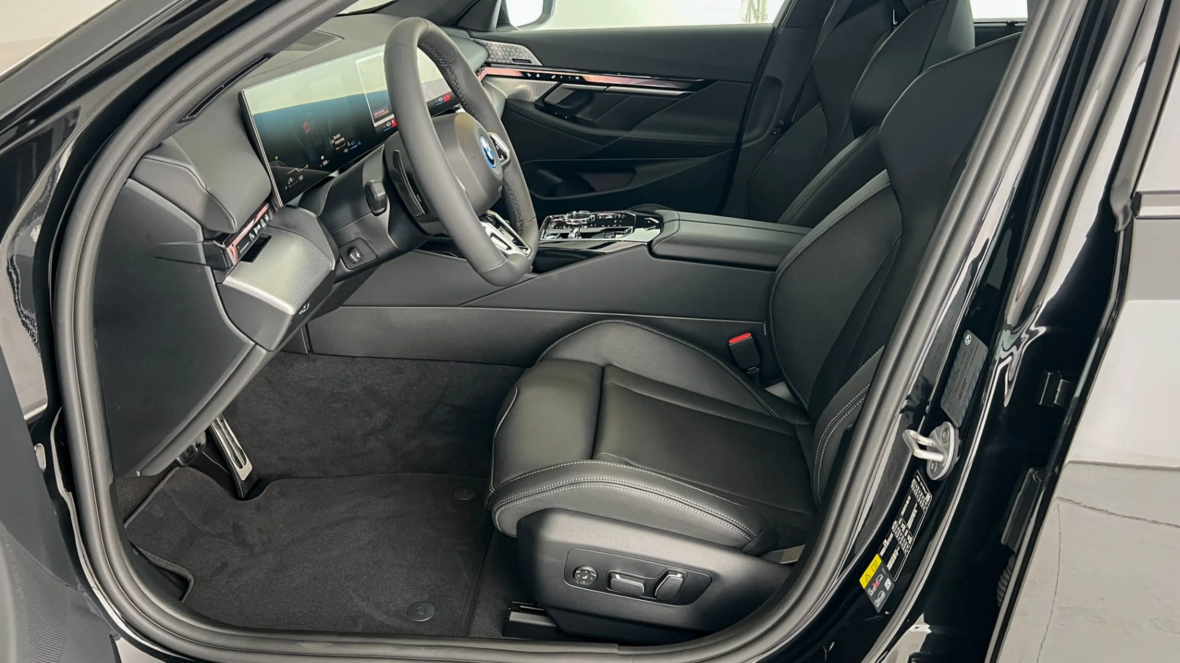 BMW 550 e PHEV xDrive — photo 14