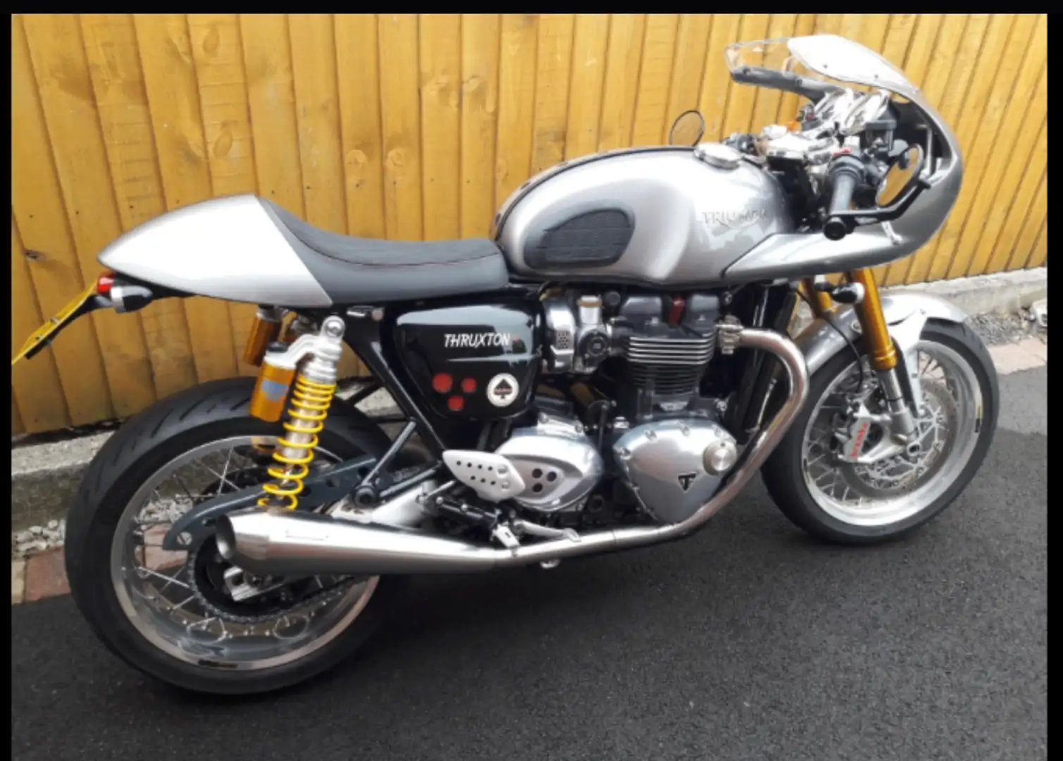 Triumph Thruxton 1200 R Special Ed. Stříbrná - 1